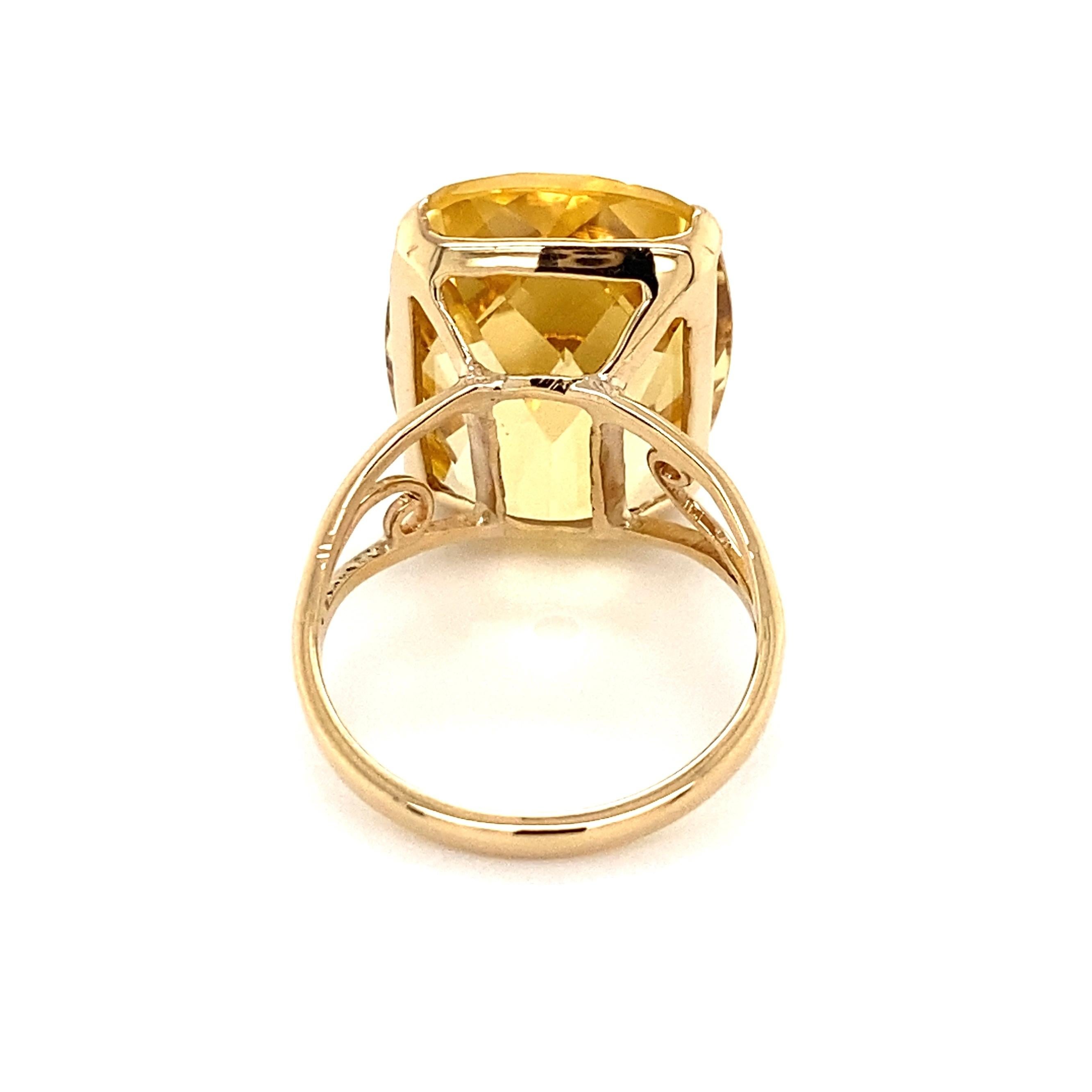 17.7 Carat Cushion Citrine Gold Split Shank Solitaire Cocktail Ring In Excellent Condition In Montreal, QC