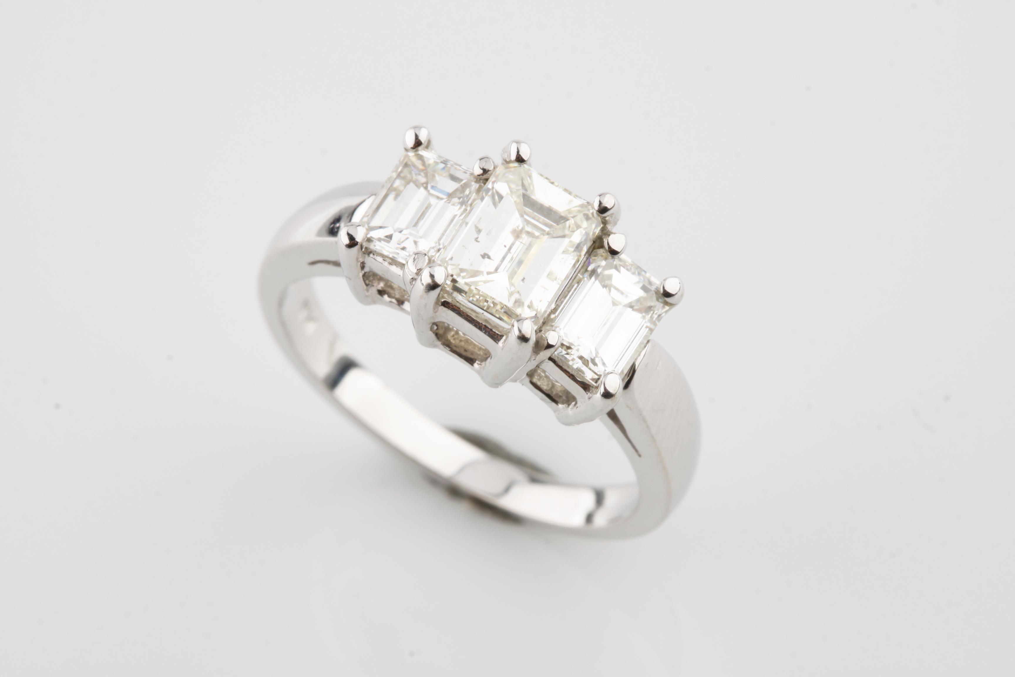Une bague d'unité en or blanc 14KT à diamants coulés pour dames, testée électroniquement, avec une finition polie brillante. 
Identifié par le marquage 