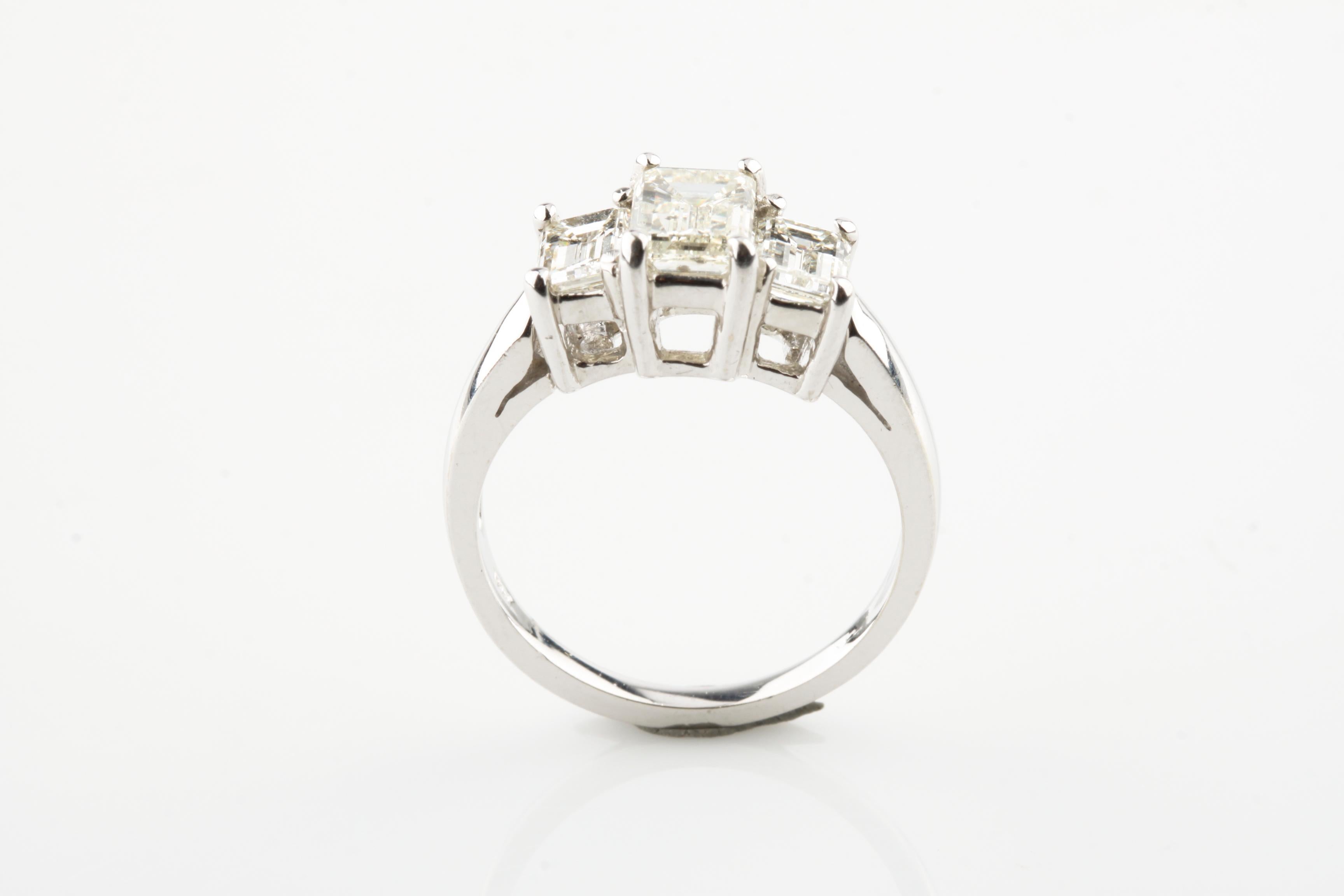Bague de fiançailles à 3 pierres en or blanc 14 carats avec diamant taille émeraude de 1,77 carat Excellent état - En vente à Sherman Oaks, CA