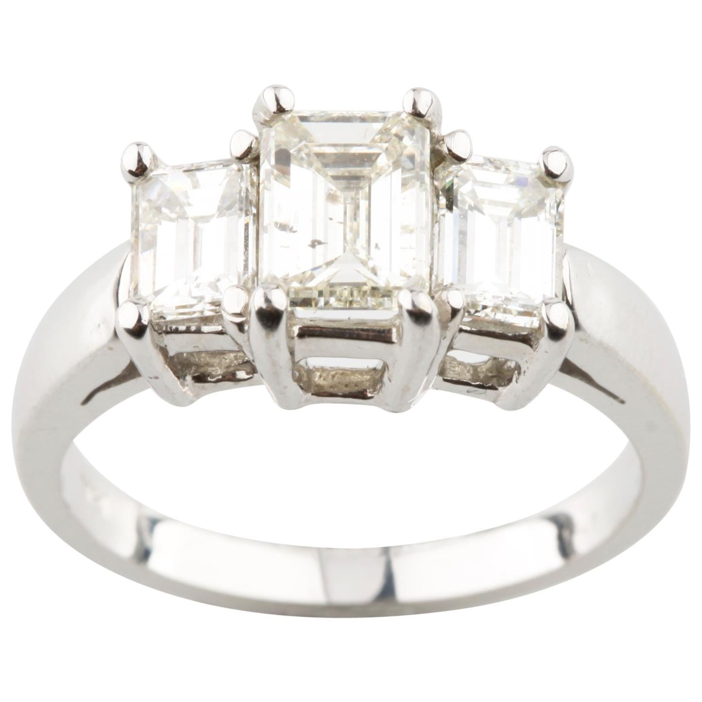Bague de fiançailles à 3 pierres en or blanc 14 carats avec diamant taille émeraude de 1,77 carat en vente
