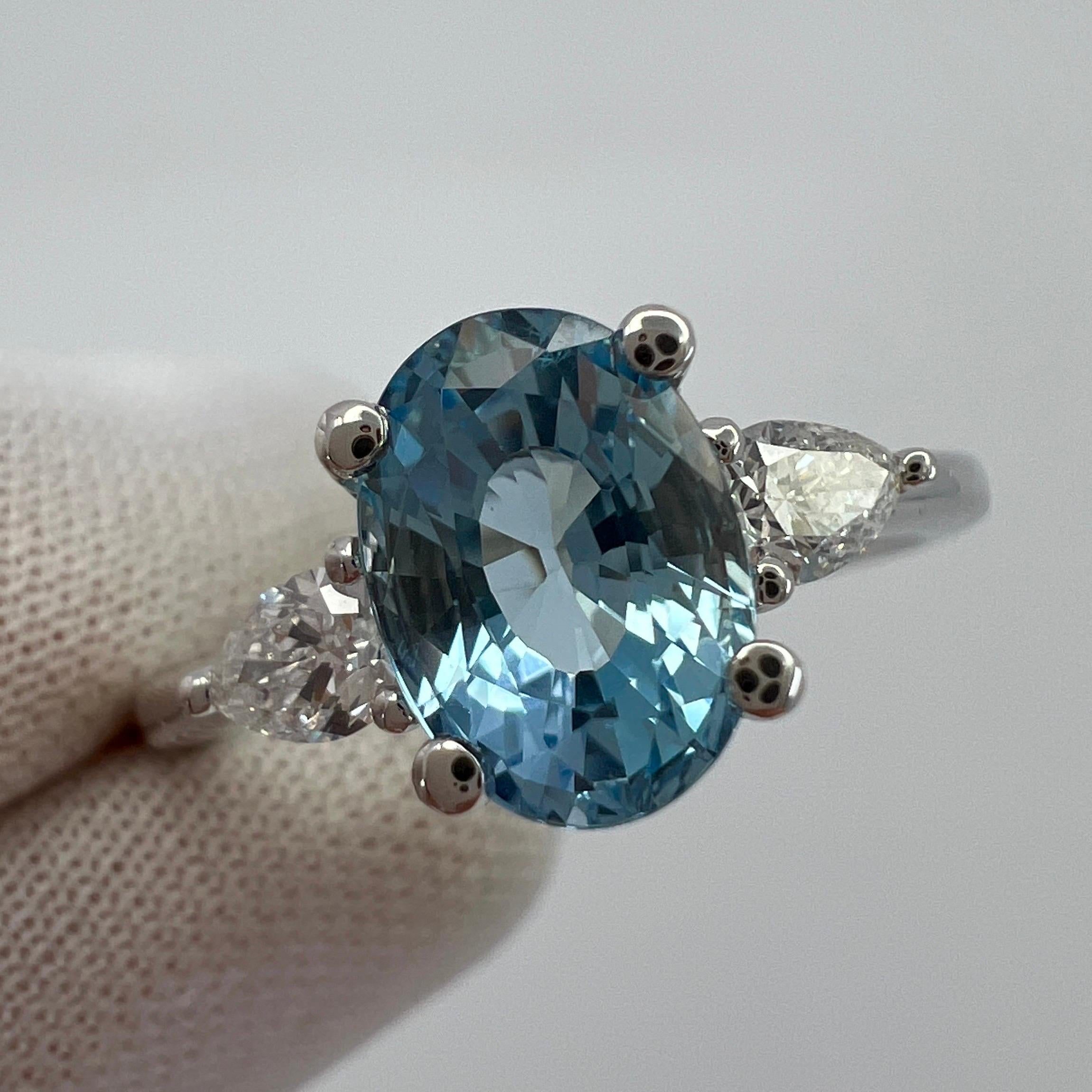1,77 Karat feiner Santa Maria Blauer Aquamarin & Diamant 18k Weißgold Oval Ring (Ovalschliff)
