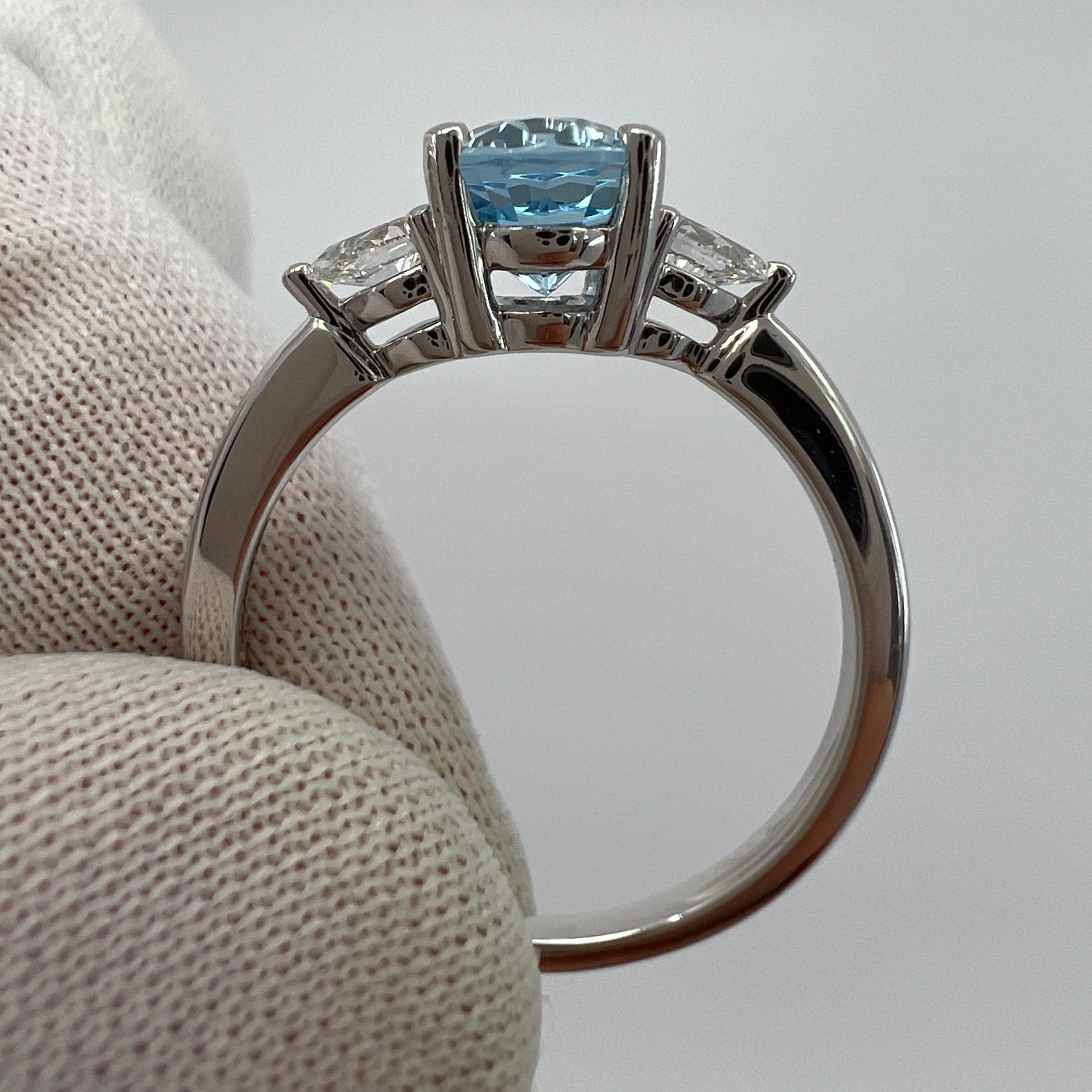 Bague ovale en or blanc 18 carats avec aigue-marine bleue Santa Maria de 1,77 carat et diamants en vente 1