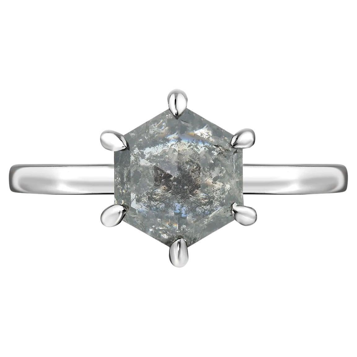 Anillo de compromiso de oro blanco con diamante sal y pimienta hexagonal de 1,77 quilates en venta