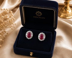 Pendientes de halo con rubí natural y diamantes, con detalles de baguettes. Joyería fina de oro de 18 quilates