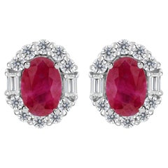 Pendientes de halo con rubí natural y diamantes, con detalles de baguettes. Joyería fina de oro de 18 quilates