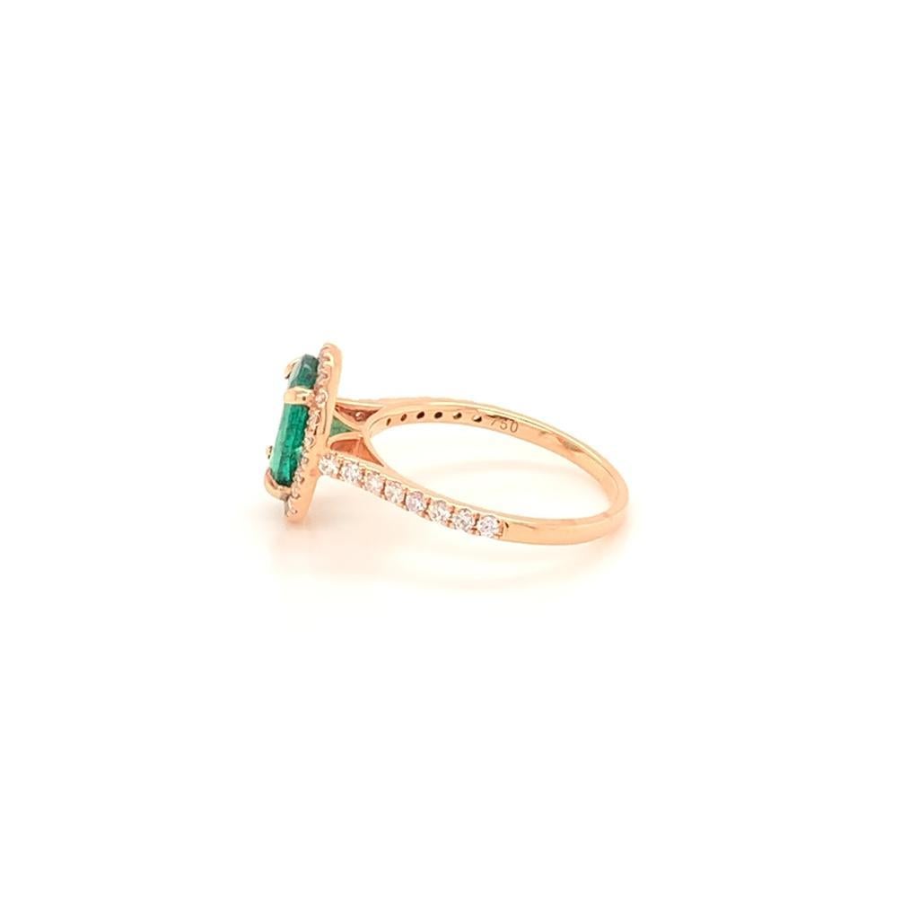 1.77 Carat Oval Cut Emerald and Diamond Ring in 18K Rose Gold In New Condition For Sale In London, GB