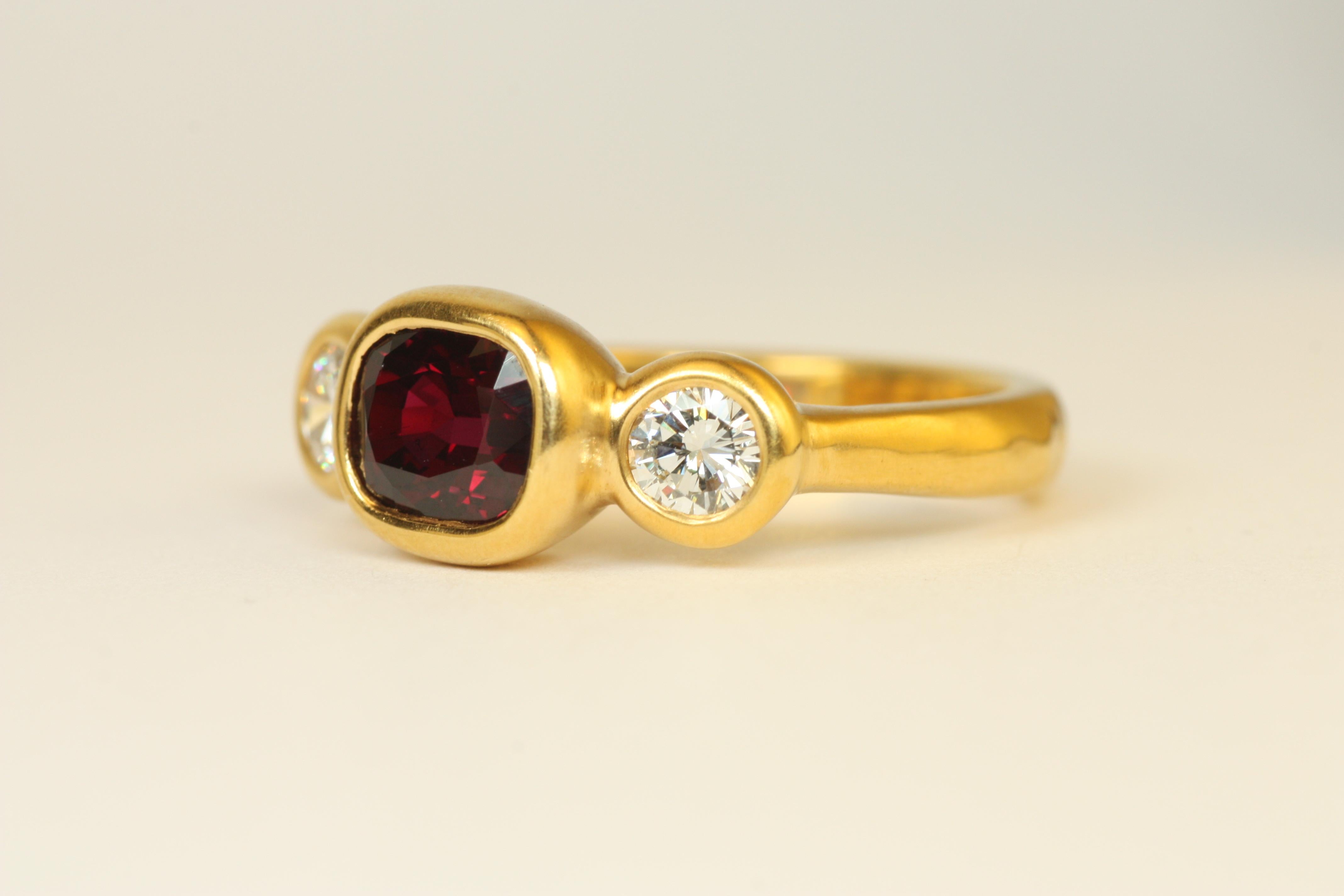 Moderne Bague 3 pierres en or jaune 22 carats, rubis ovale 1,77 carat et diamant rond 0,46 carat en vente