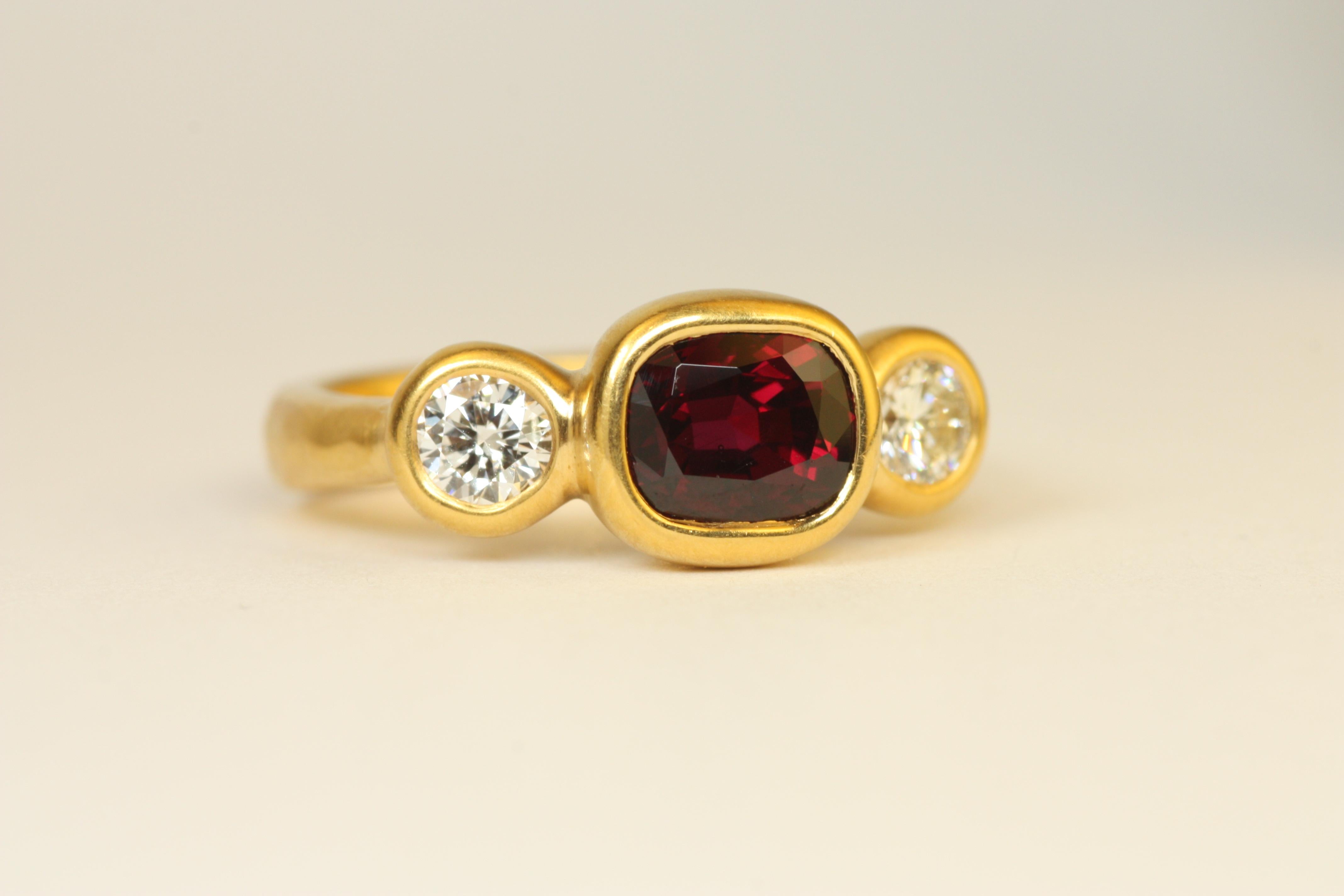 Taille ovale Bague 3 pierres en or jaune 22 carats, rubis ovale 1,77 carat et diamant rond 0,46 carat en vente