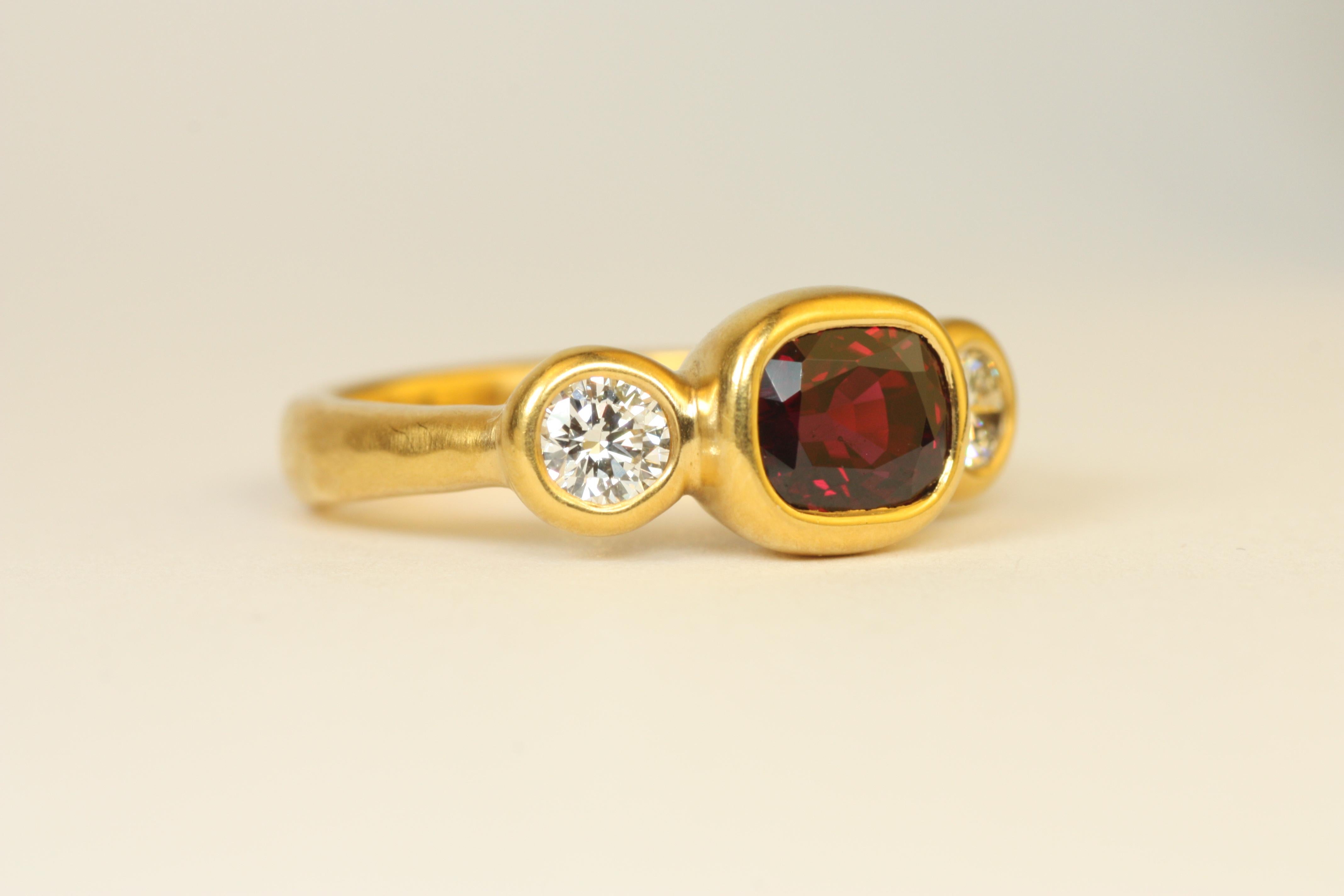 Bague 3 pierres en or jaune 22 carats, rubis ovale 1,77 carat et diamant rond 0,46 carat Neuf - En vente à Santa Monica, CA
