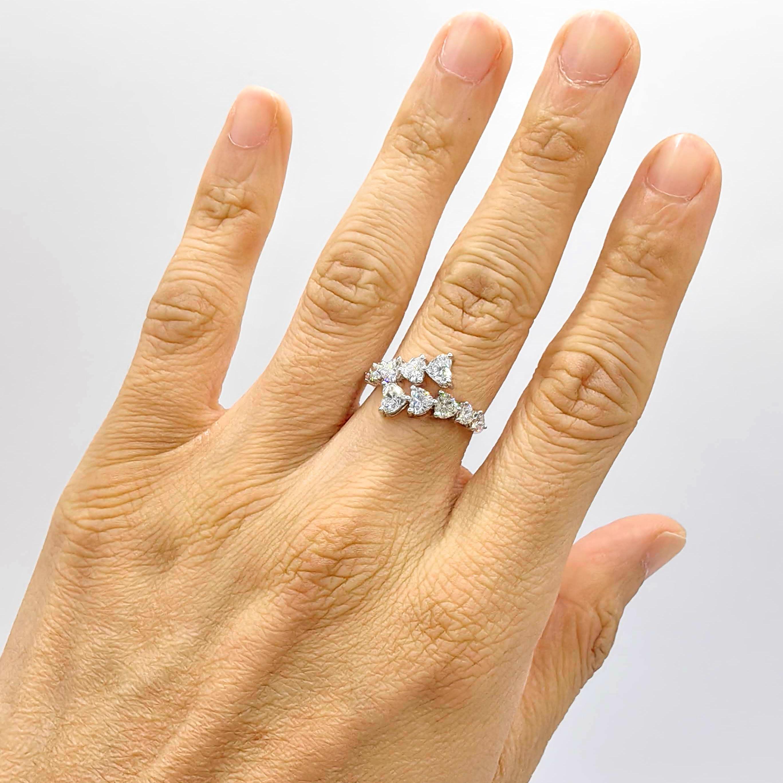 En vente :  Bague bypass en or blanc 18 carats 10 diamants taillés en cœur 10