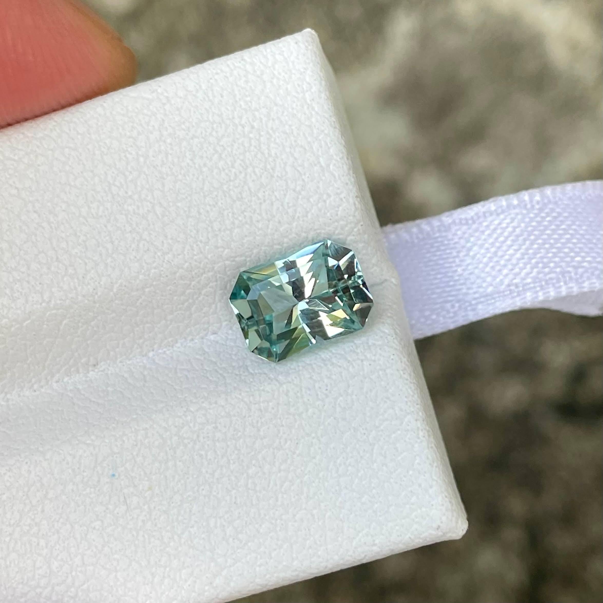 Gewicht 1,77 Karat 
Abmessungen 8,34x6,10x4,52 mm
Behandlung keine 
Herkunft Nigeria 
Klarheit VS 
Form Achteck 
Maßgeschneiderte Präzision schneiden 



Dieser exquisite Aquamarin von 1.77 Karat, der aus den reichen Mineralvorkommen des Niger