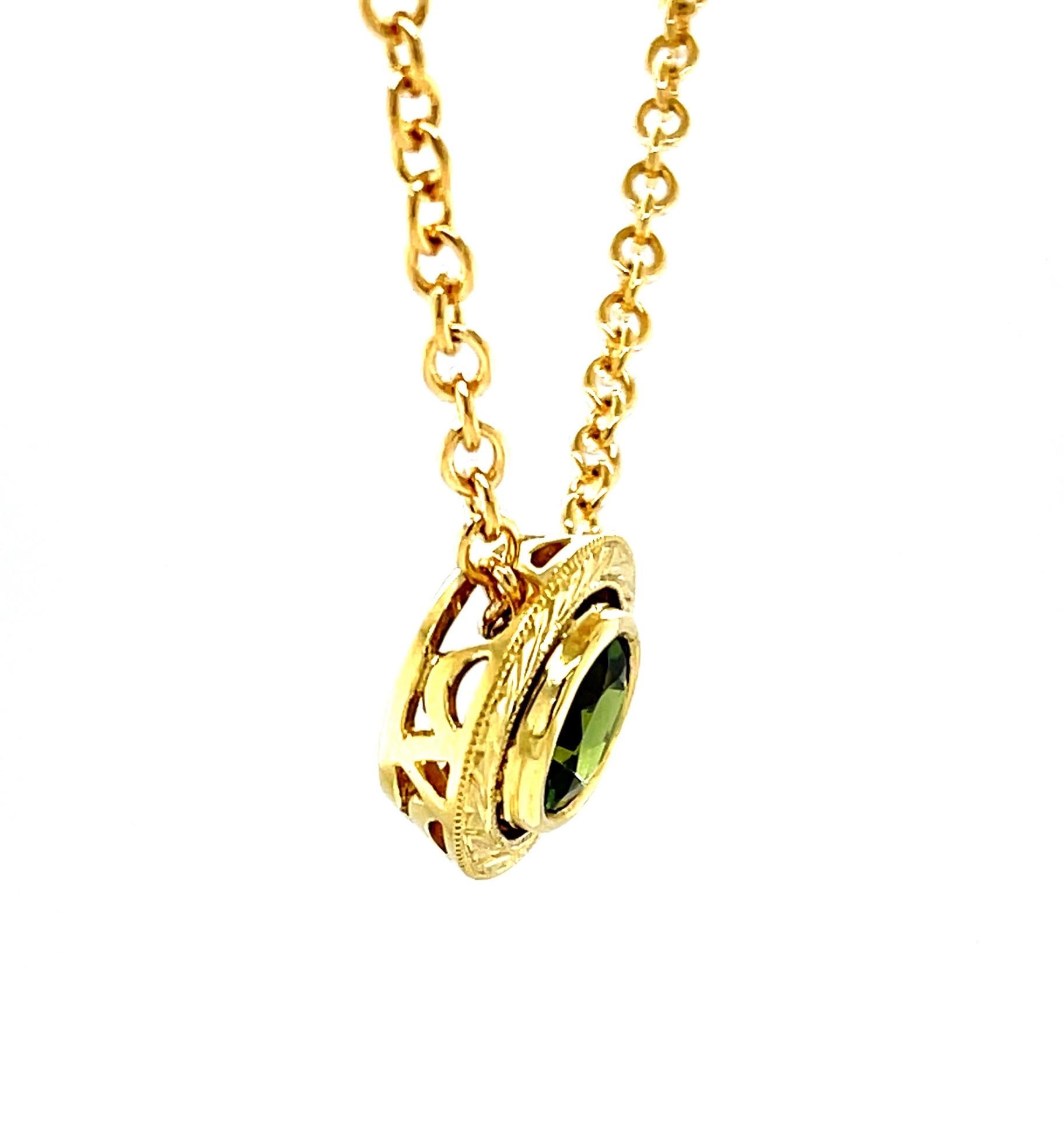Cette tourmaline brillante, de couleur verte, brille de mille feux grâce à la beauté de sa taille. Elle est de grande taille pour une tourmaline de forme ronde, ce qui en fait une pierre centrale remarquable pour un collier. Elle est sertie dans une