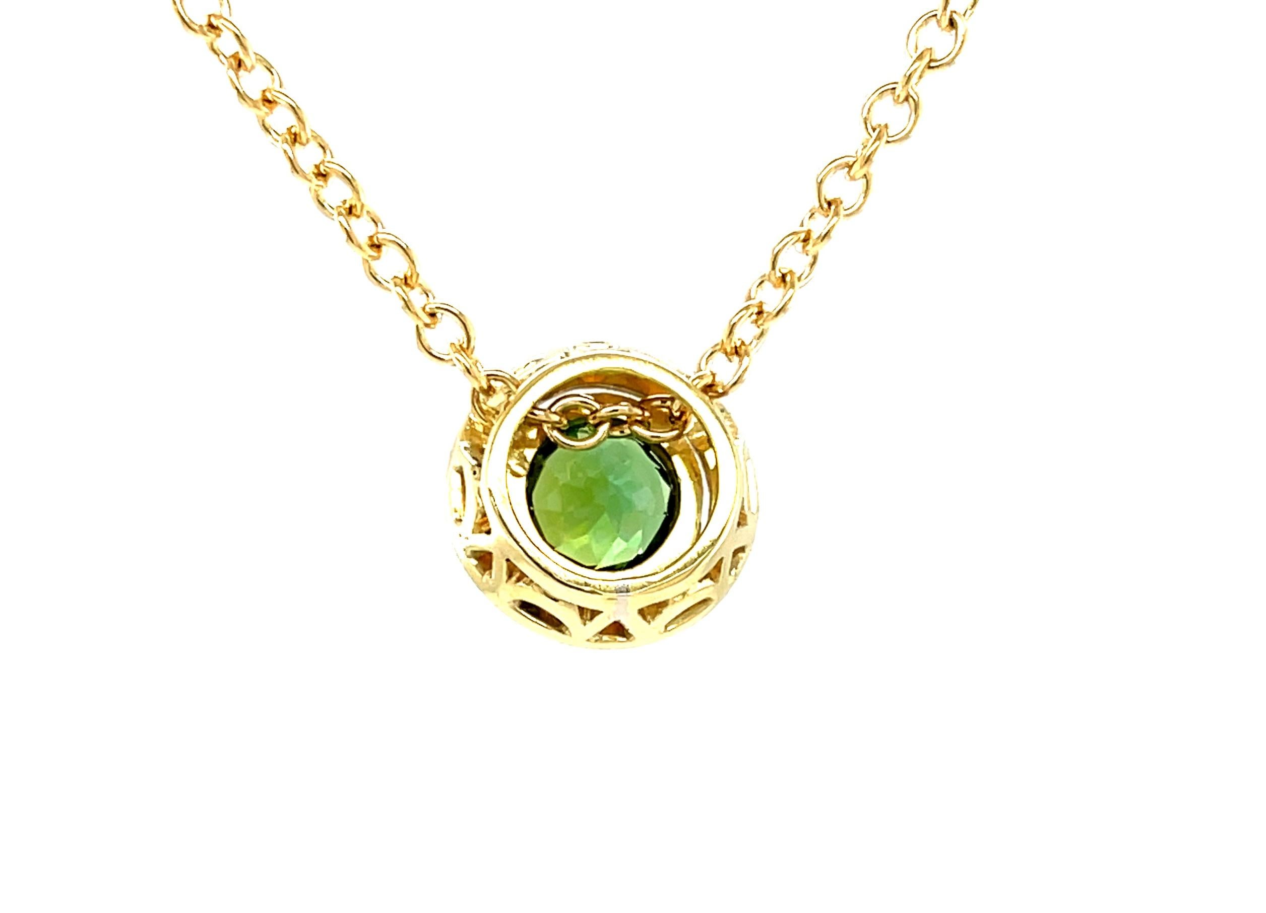 Artisan 1,77 ct. Collier pendentif rond gravé à la main en or jaune avec tourmaline sertie sur le chaton en vente