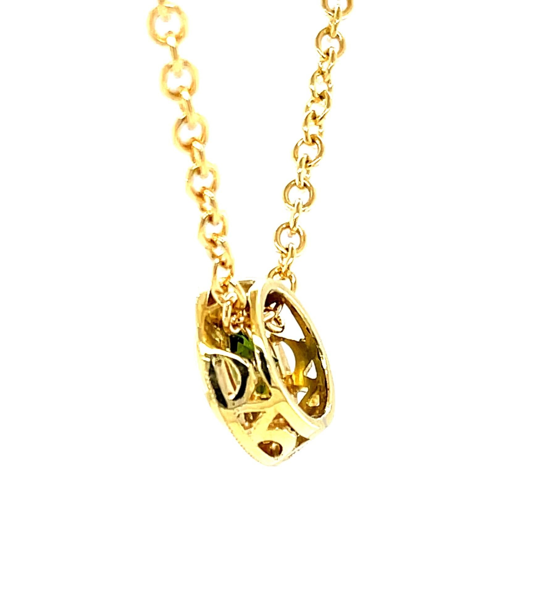 Taille ronde 1,77 ct. Collier pendentif rond gravé à la main en or jaune avec tourmaline sertie sur le chaton en vente