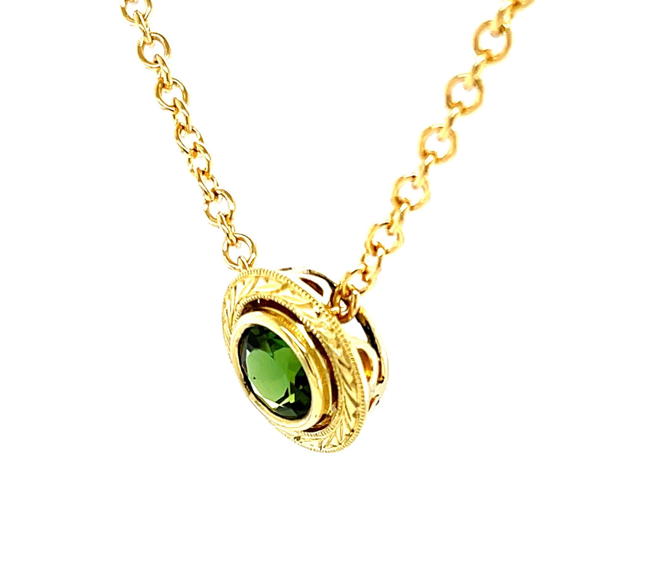 1,77 ct. Collier pendentif rond gravé à la main en or jaune avec tourmaline sertie sur le chaton Neuf - En vente à Los Angeles, CA