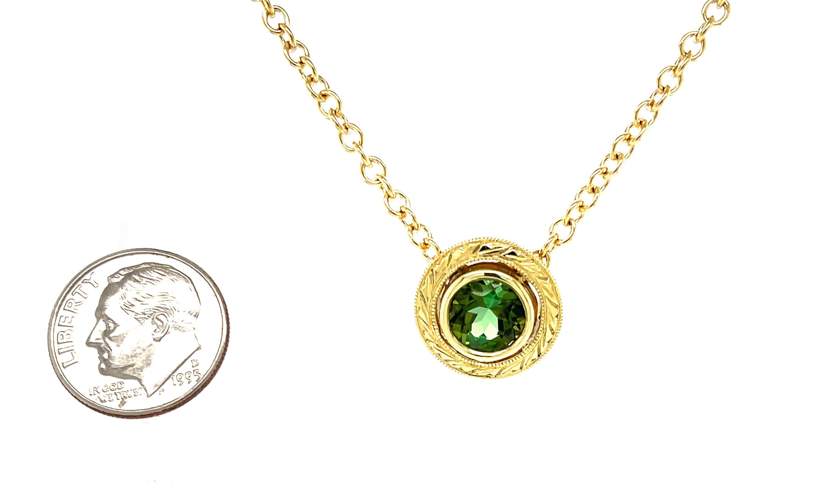 1,77 ct. Collier pendentif rond gravé à la main en or jaune avec tourmaline sertie sur le chaton Pour femmes en vente