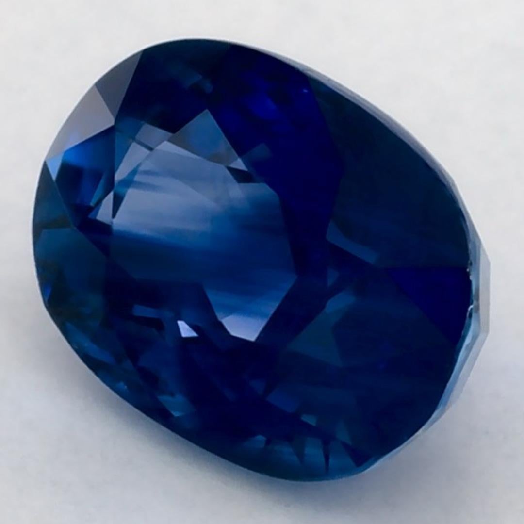 Dieser natürliche blaue Saphir bietet Eleganz und Raffinesse. Mit seiner satten Farbsättigung und seinem präzisen Schliff ist er der perfekte Mittelpunkt für einen Verlobungsring oder ein luxuriöses Schmuckdesign.

Dieser Saphir stammt aus Sri Lanka