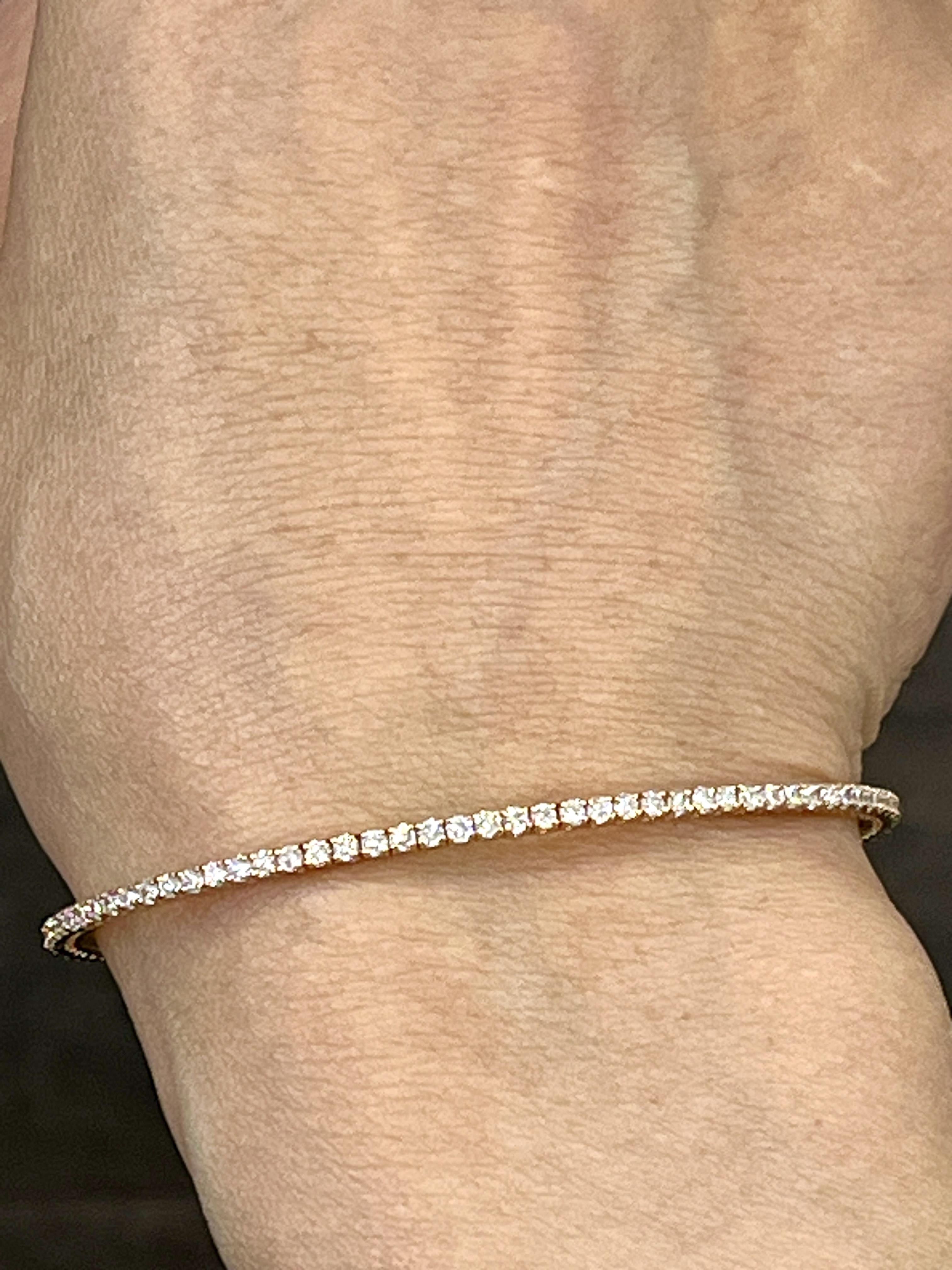 Ce bracelet flexible en or rose 14 carats comporte 90 diamants de couleur G/H et de pureté VS2/SI1. Un magnifique bracelet pour habiller toute la garde-robe.