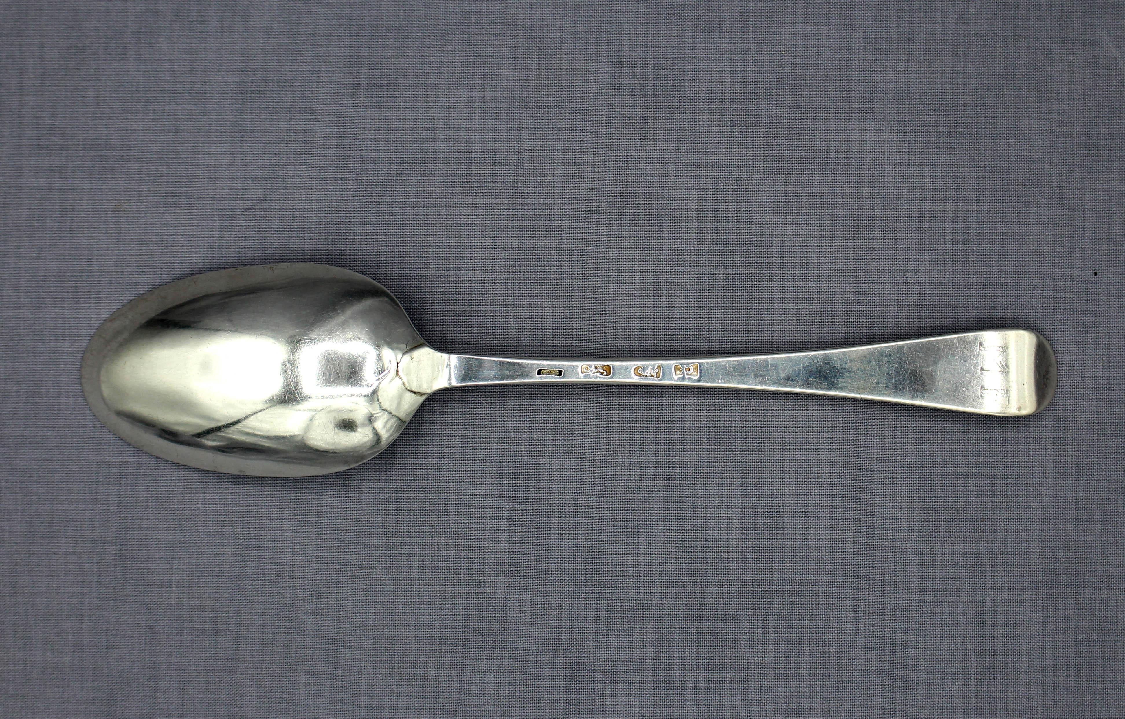 1770 Cuillère à soupe en argent sterling à motif hanovrien, Londres. Par G.S. (répertorié par Wyler comme non enregistré & Grimwalde n'a pas de fabricant possible non plus). Début de la période George III en argent sterling. Monogramme grattable à