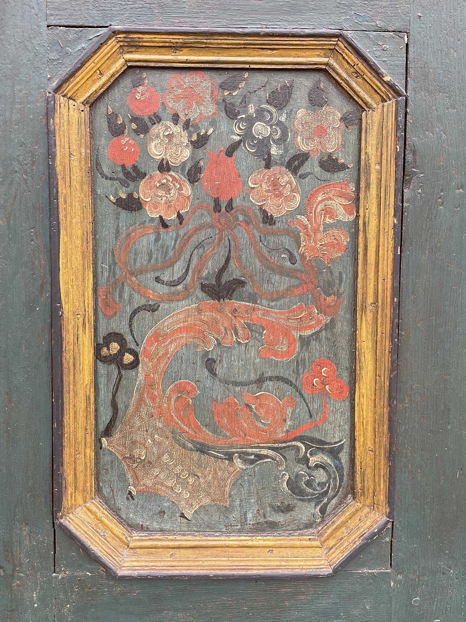 Armoire peinte à fleurs vertes de 1770 en vente 3