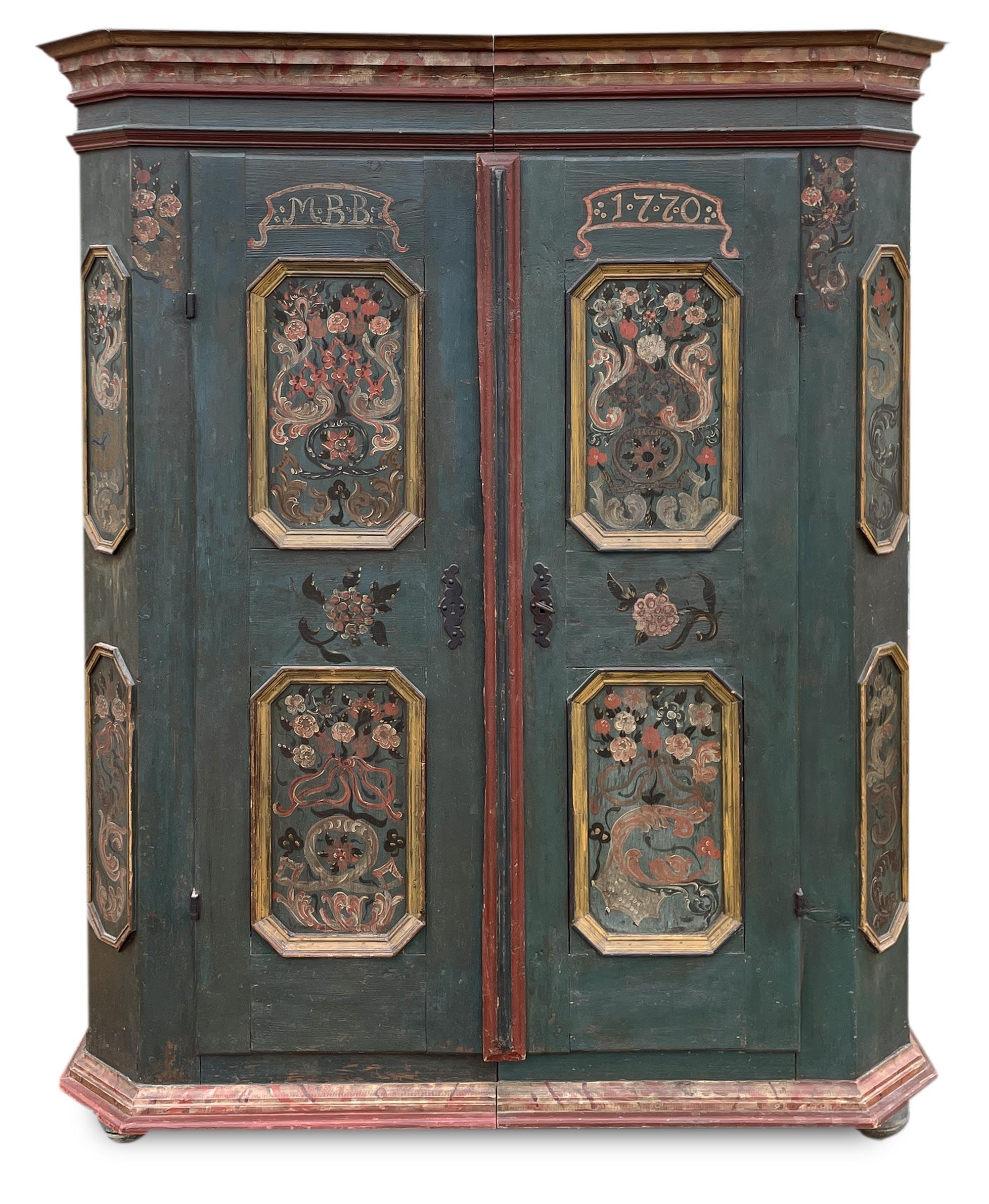 Armoire peinte à fleurs vertes de 1770 en vente 9