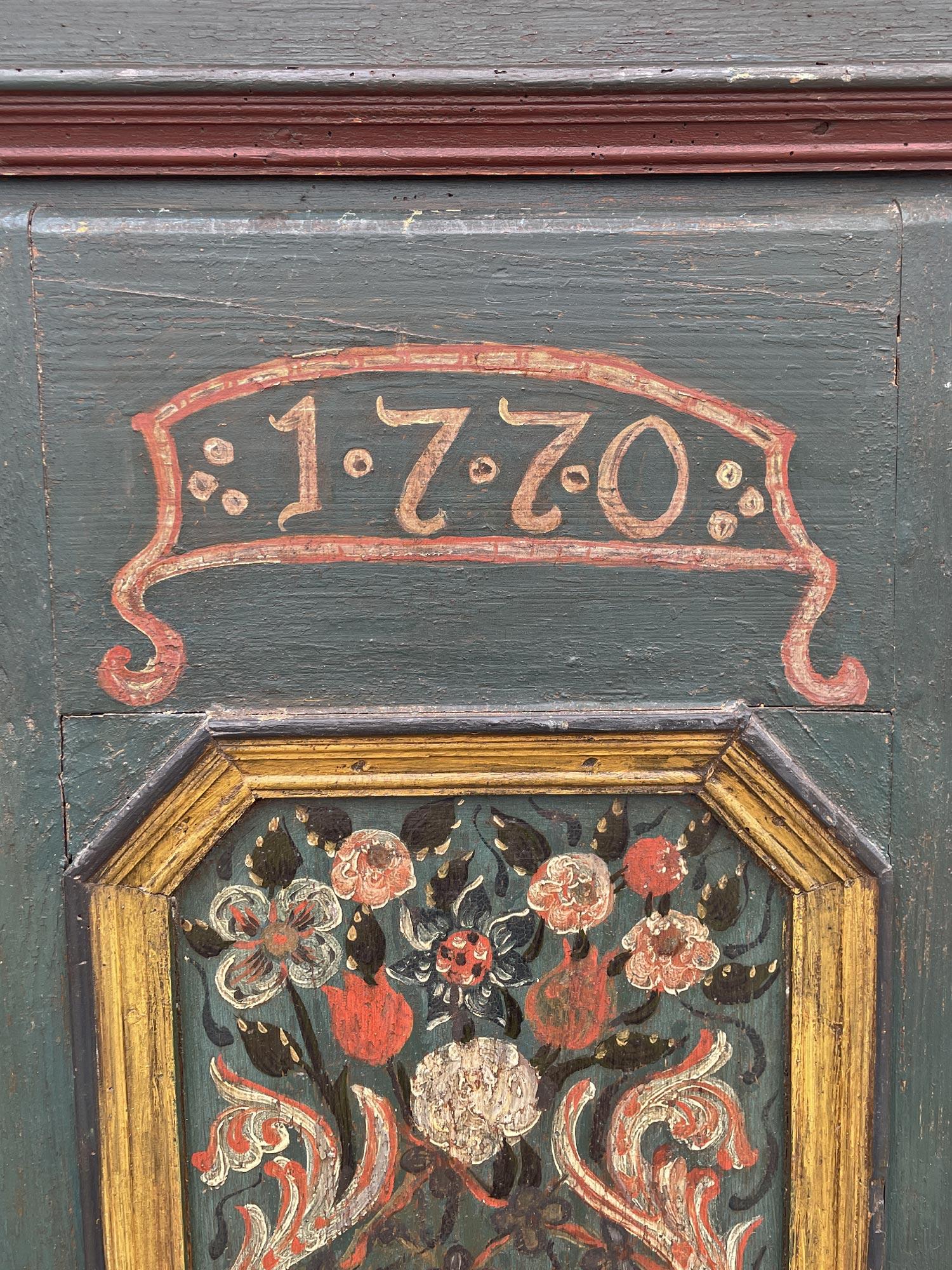1770 Green Floral Painted Wardrobe In Good Condition For Sale In Albignasego, IT