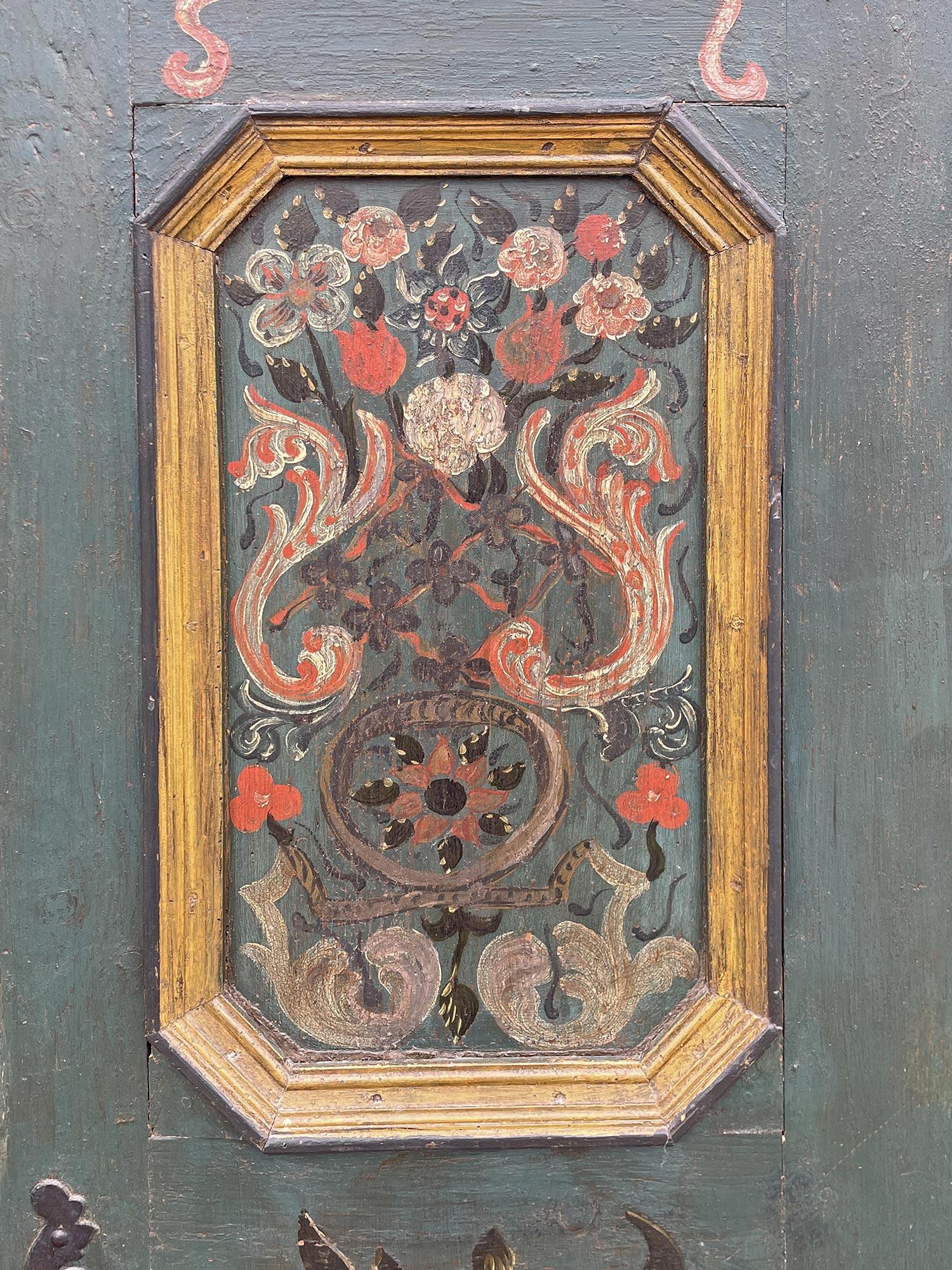 Sapin Armoire peinte à fleurs vertes de 1770 en vente