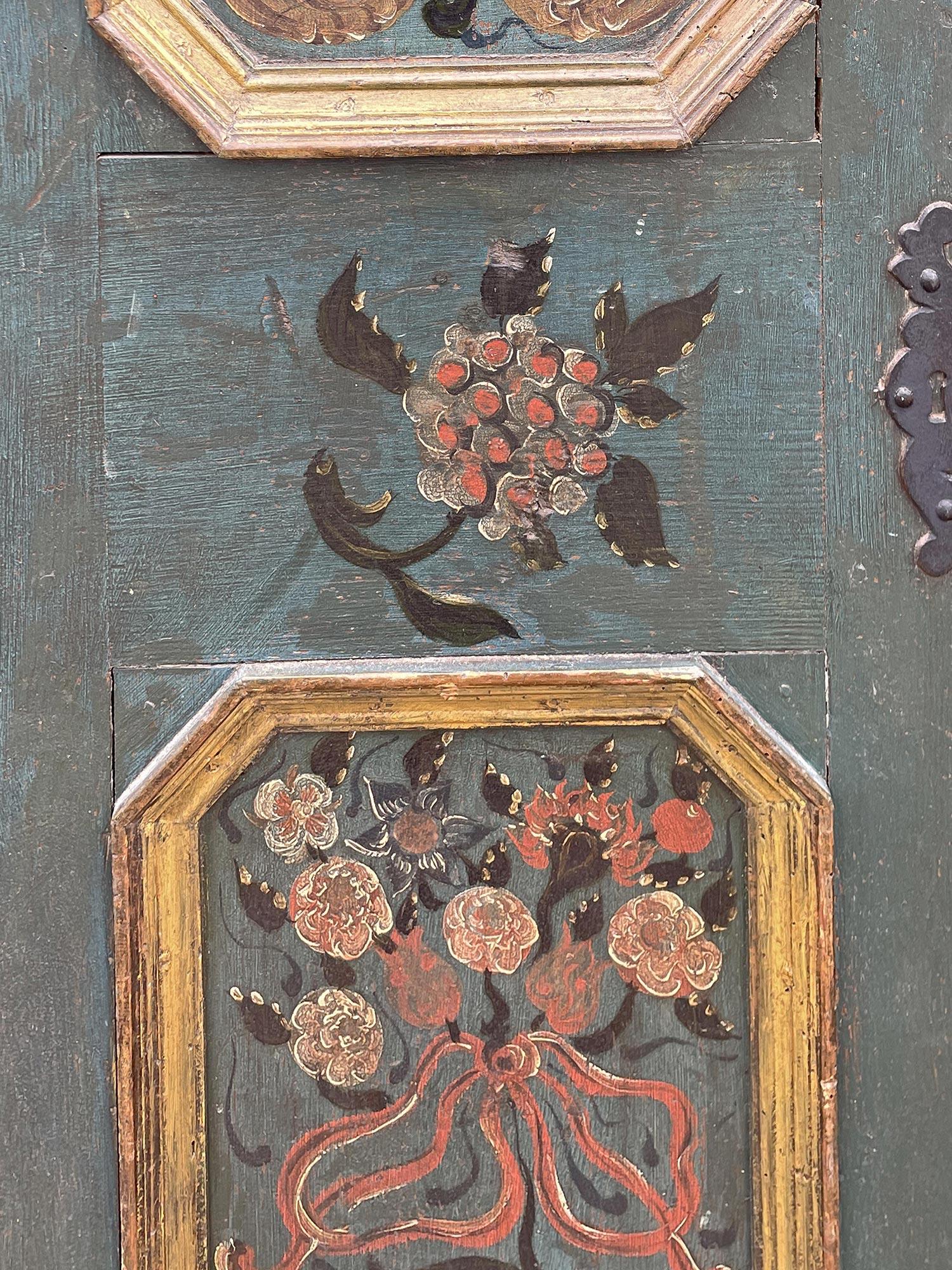 Armoire peinte à fleurs vertes de 1770 en vente 1