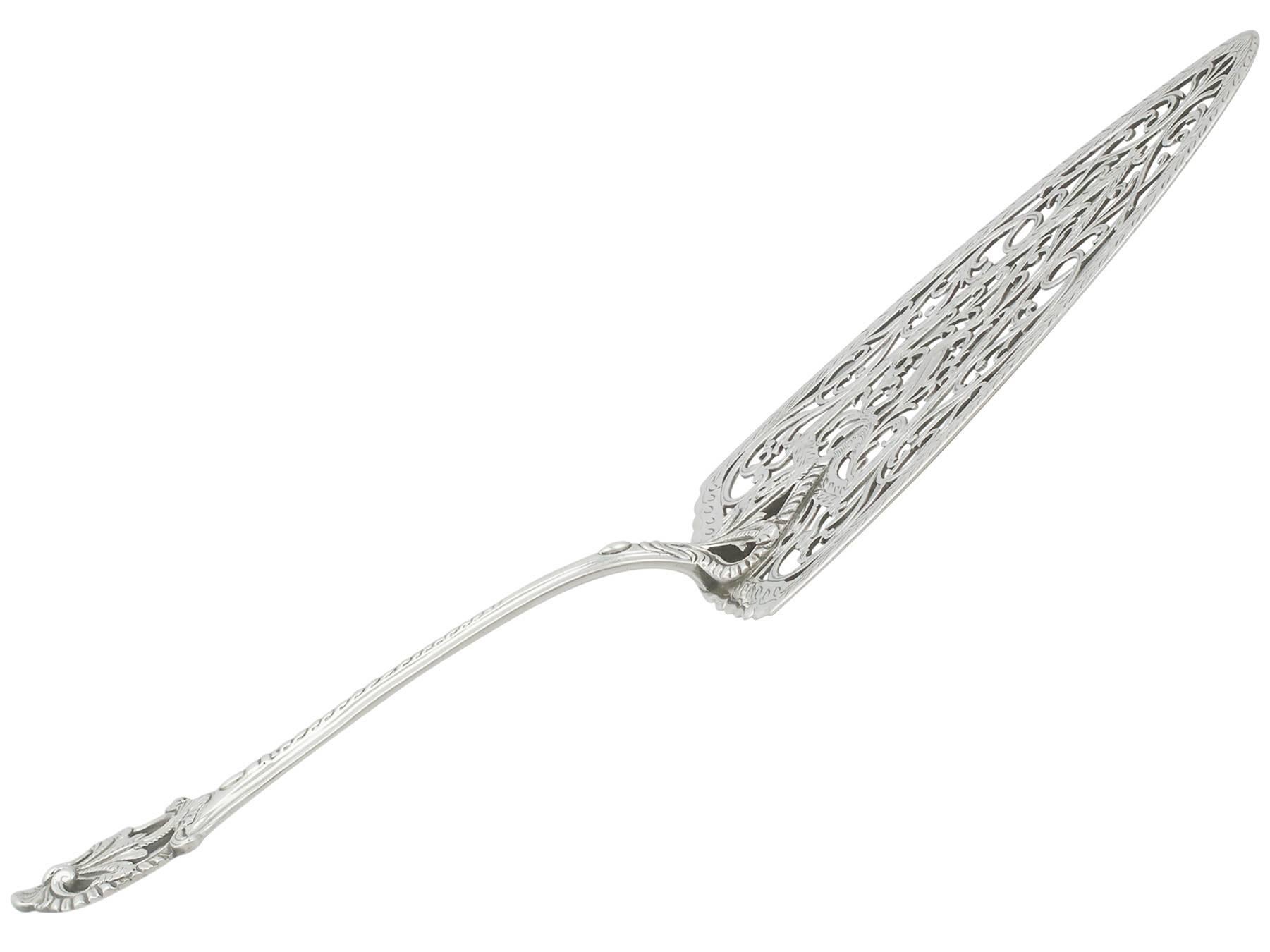 An exceptional, fine and impressive antique Georgian English sterling silver fish slice / pudding trowel; an addition to our silver flatware collection

This exceptional antique Georgian silver fish slice / pudding trowel, in sterling standard,