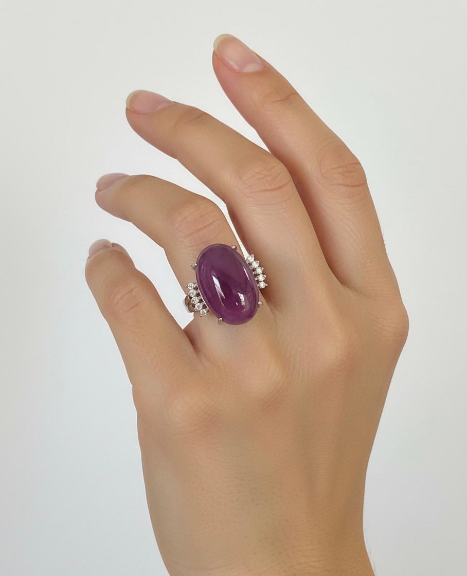 Magnifique bague de style Art Déco en platine avec cabochon en rubis naturel et diamant ! Présentant un rubis rouge cabochon de forme ovale pesant 17.61 carats 100% naturel sans chaleur - non traité  Cabochon de rubis de couleur rouge violacé 19.05