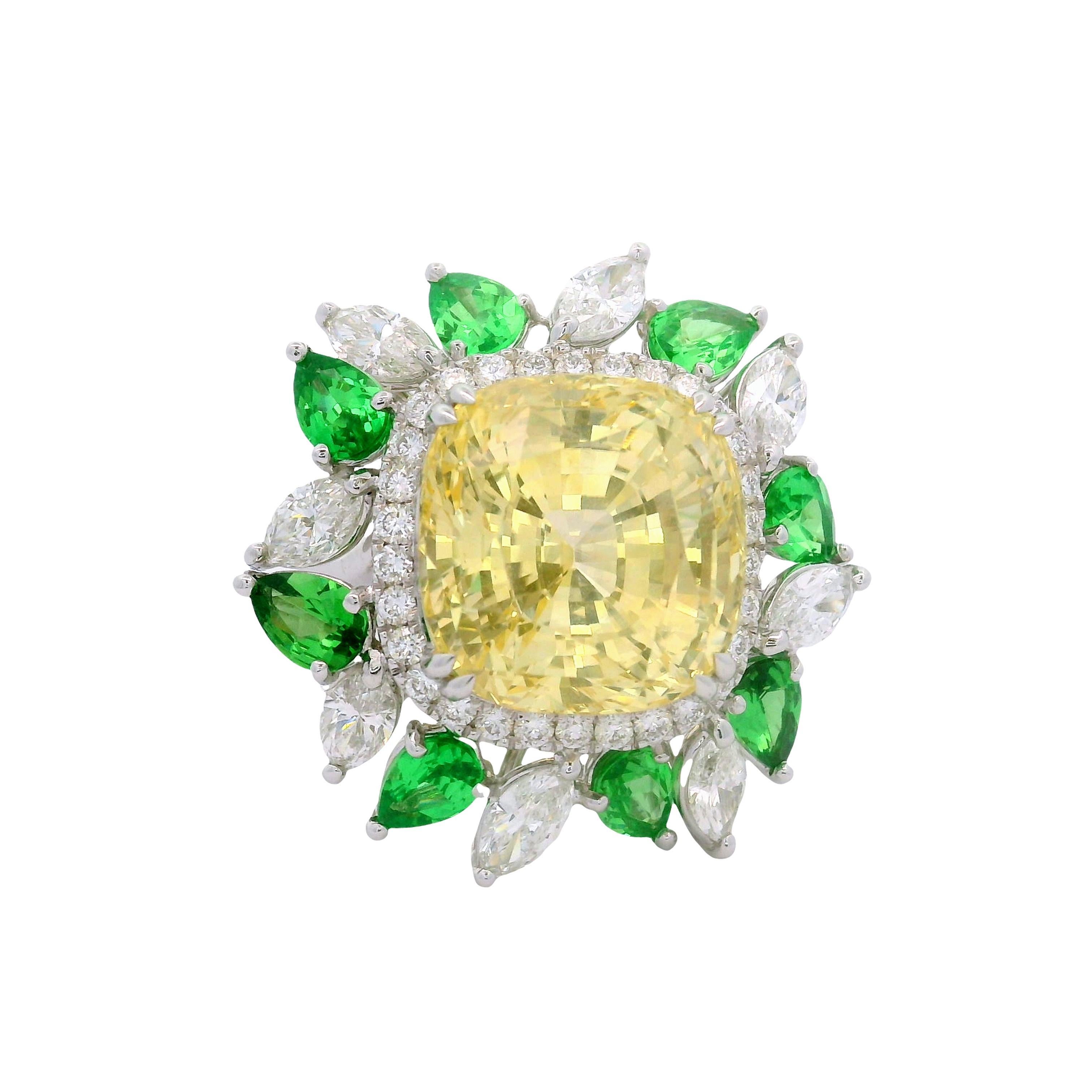Este precioso anillo de cóctel, obra de Alexander Laut, presenta un cautivador zafiro amarillo de 17,73 quilates sin tratamiento térmico. La piedra de talla cojín irradia un vibrante tono amarillo y es completamente natural, sin tratamiento de