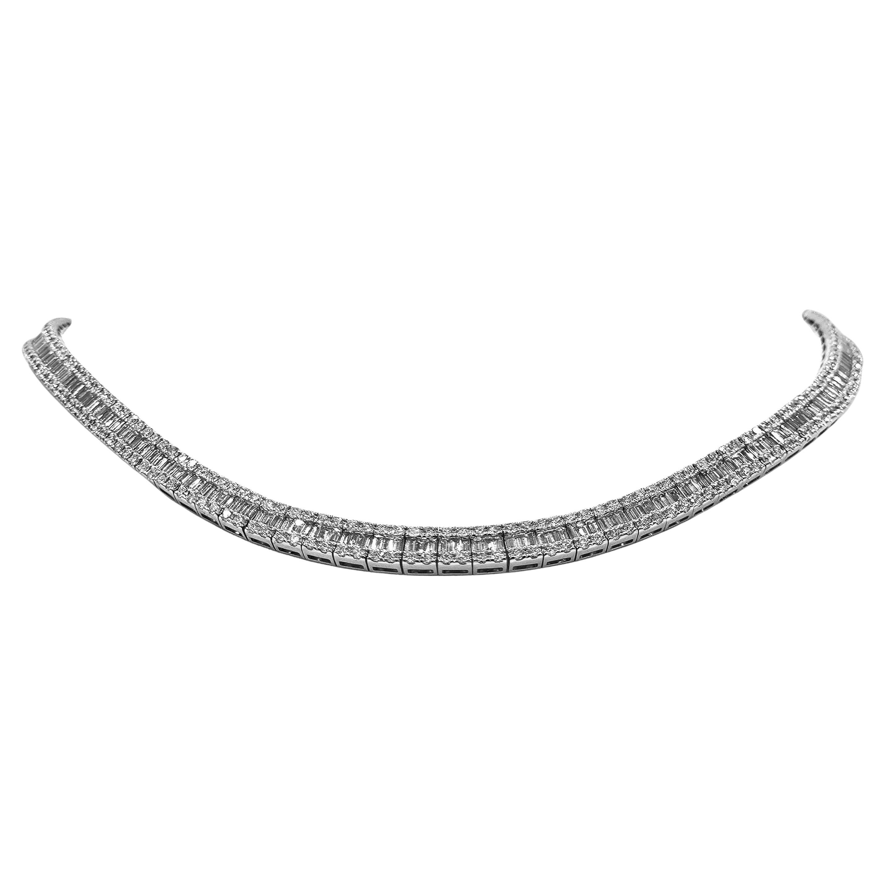 638 diamanti bianchi: 17,74 Carati
Metallo: Oro bianco 18 carati, 49,80 grammi
