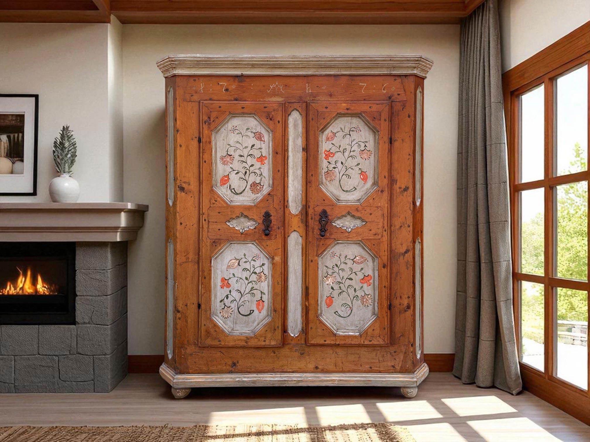1776 Floral Painted Cupboard - European Alps In Good Condition For Sale In Vo', Veneto