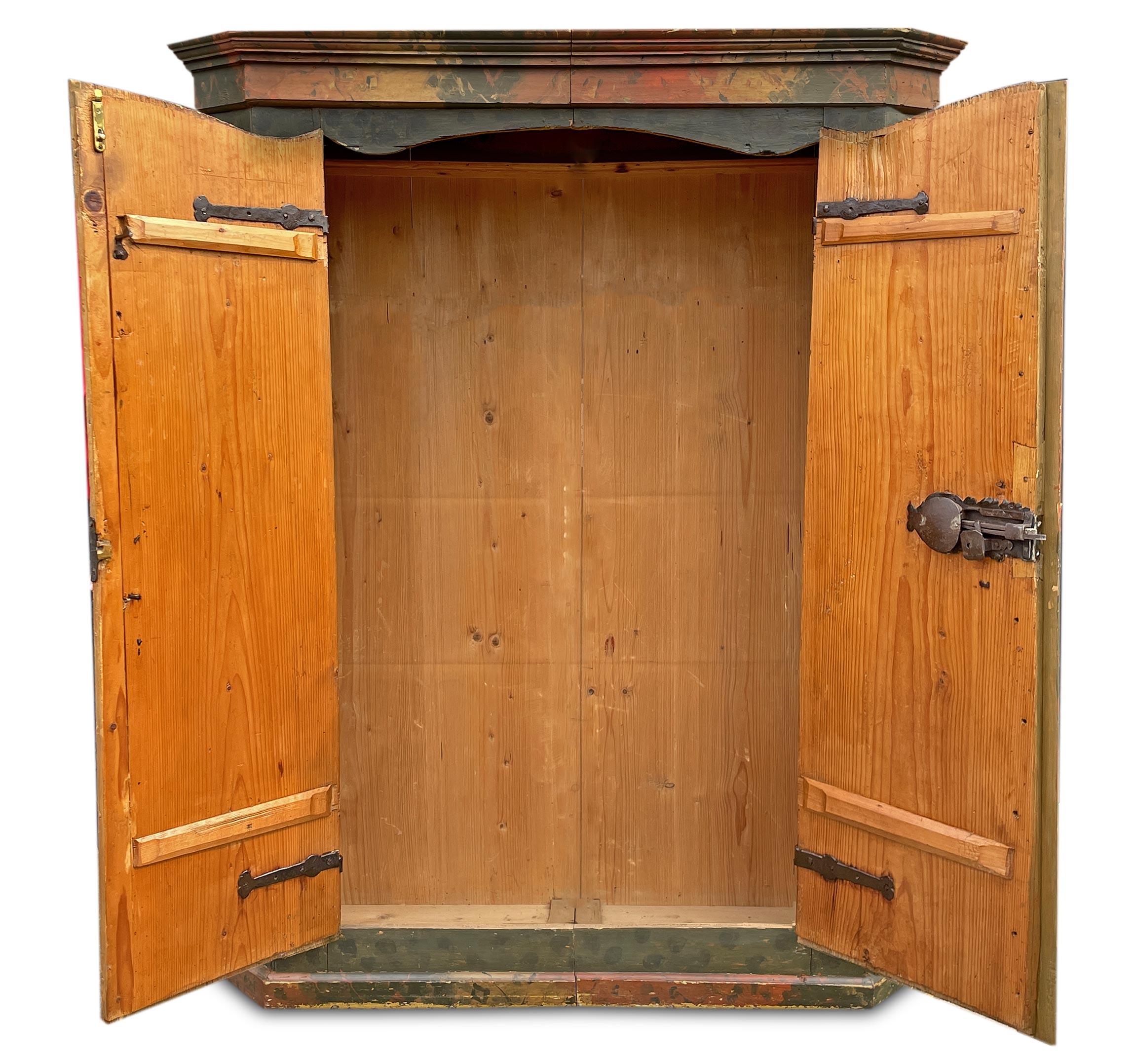 Grüner geblümter Kleiderschrank aus dem Jahr 1776

Abmessungen: H.165 cm - B.130 cm (142 an den Rahmen) - T.42 cm (50 an den Rahmen)
Essenz: Tanne
Zeitraum: 1776
Herkunft: Tirol

Tiroler Kleiderschrank mit zwei Türen, ganz in Petrolgrün lackiert. An