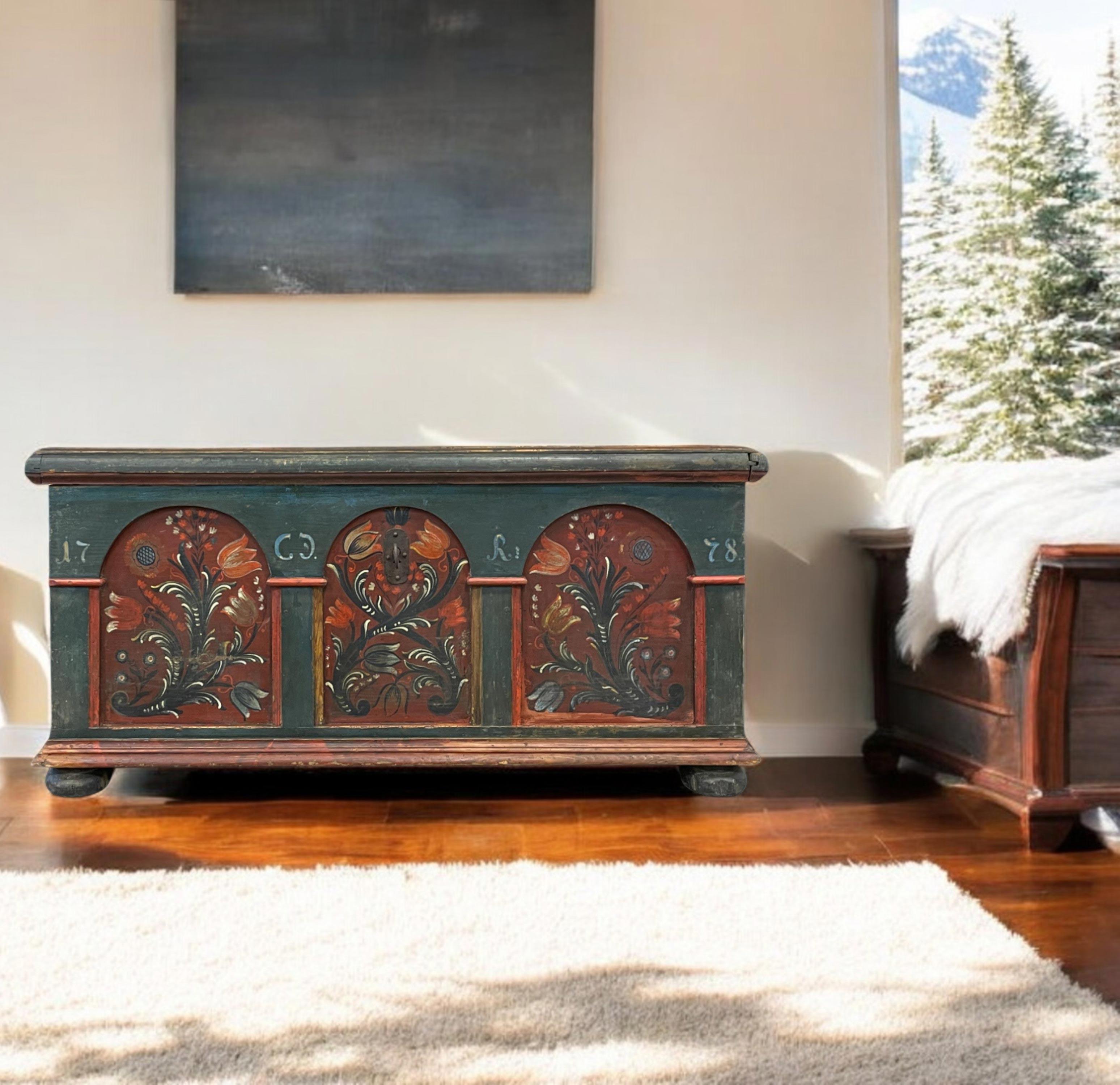 1778 Blue Alpine Painted Blanket Chest in vendita 2