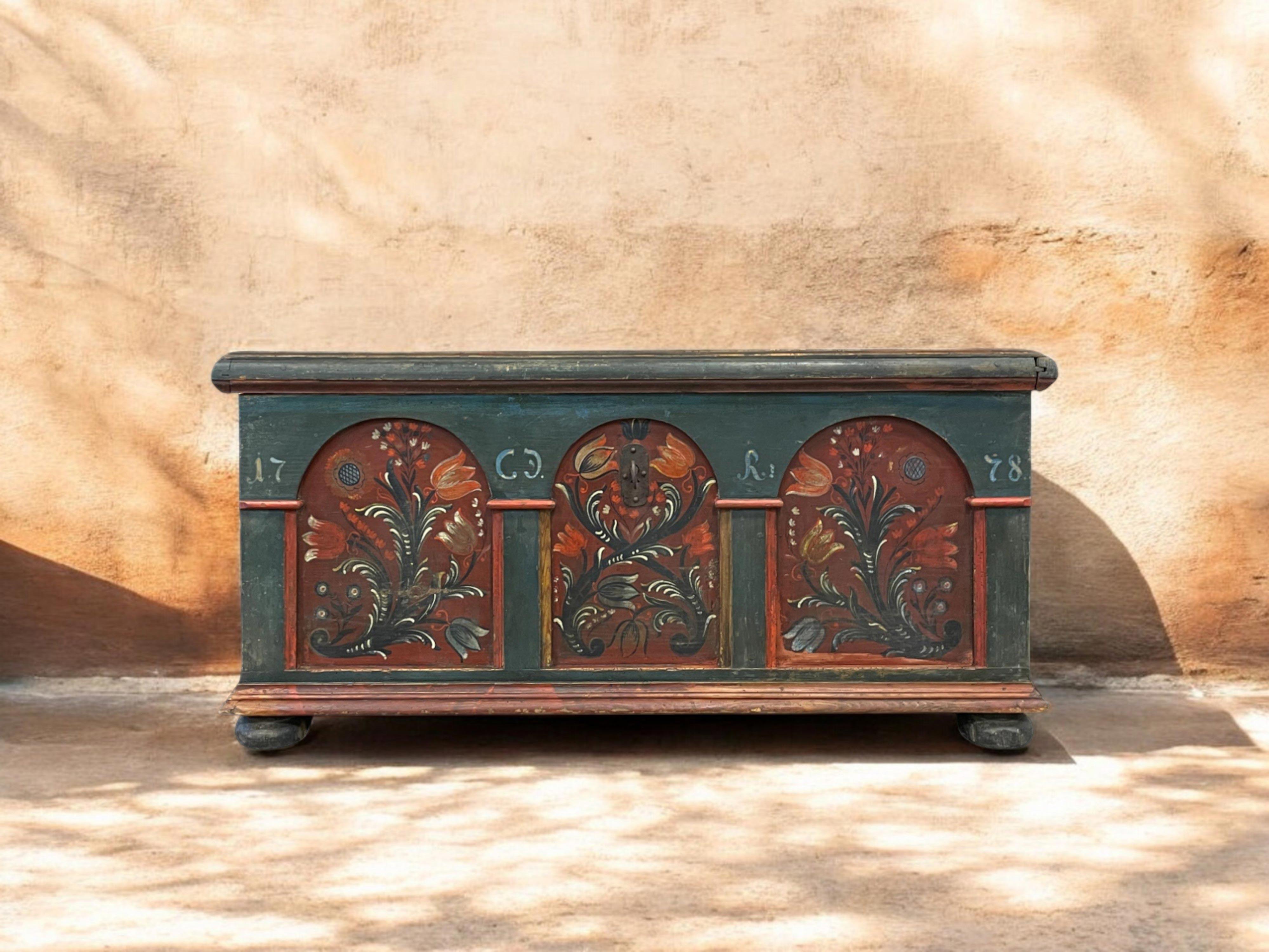 1778 Blue Alpine Painted Blanket Chest in vendita 3