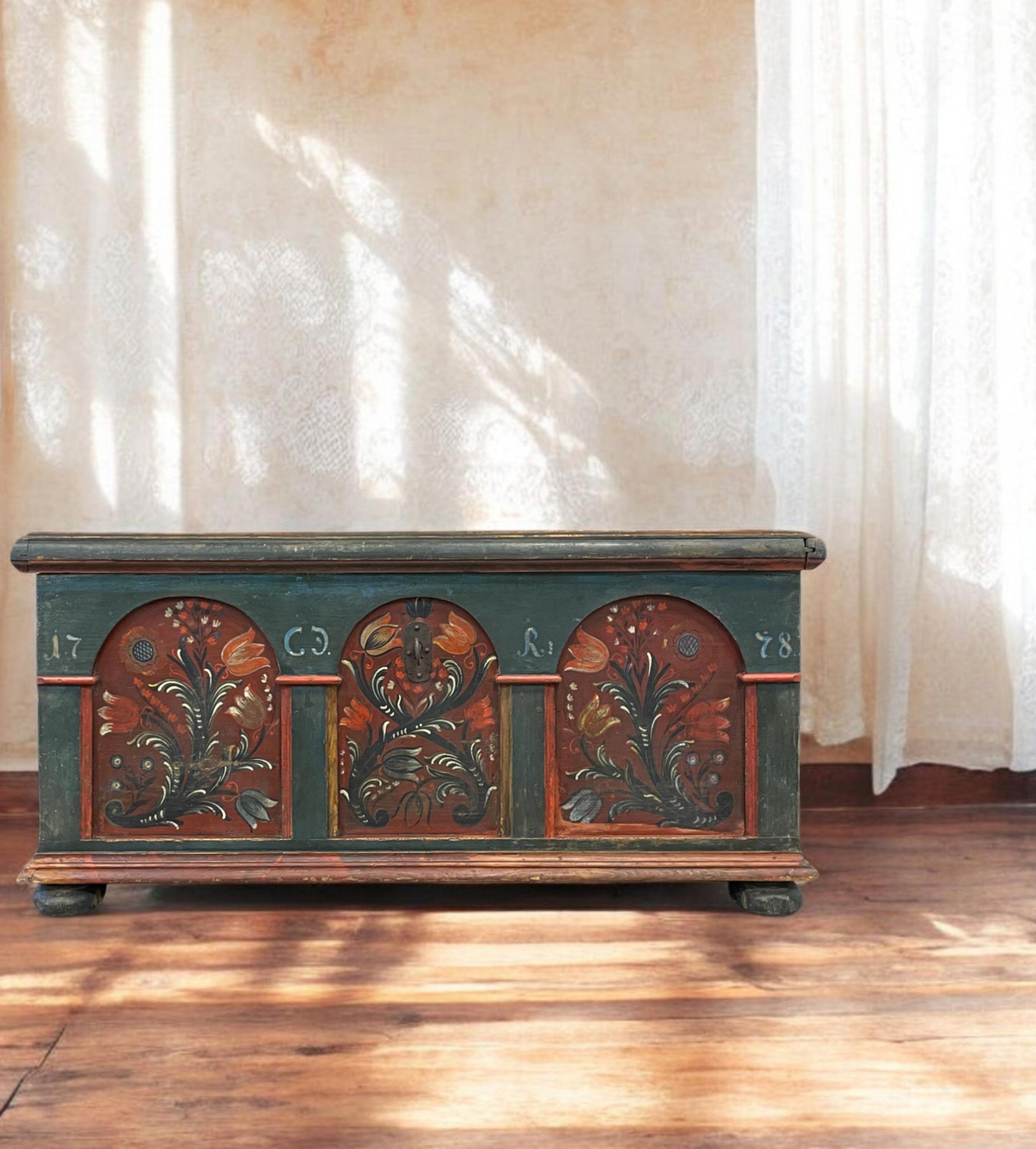1778 Blue Alpine Painted Blanket Chest in vendita 4