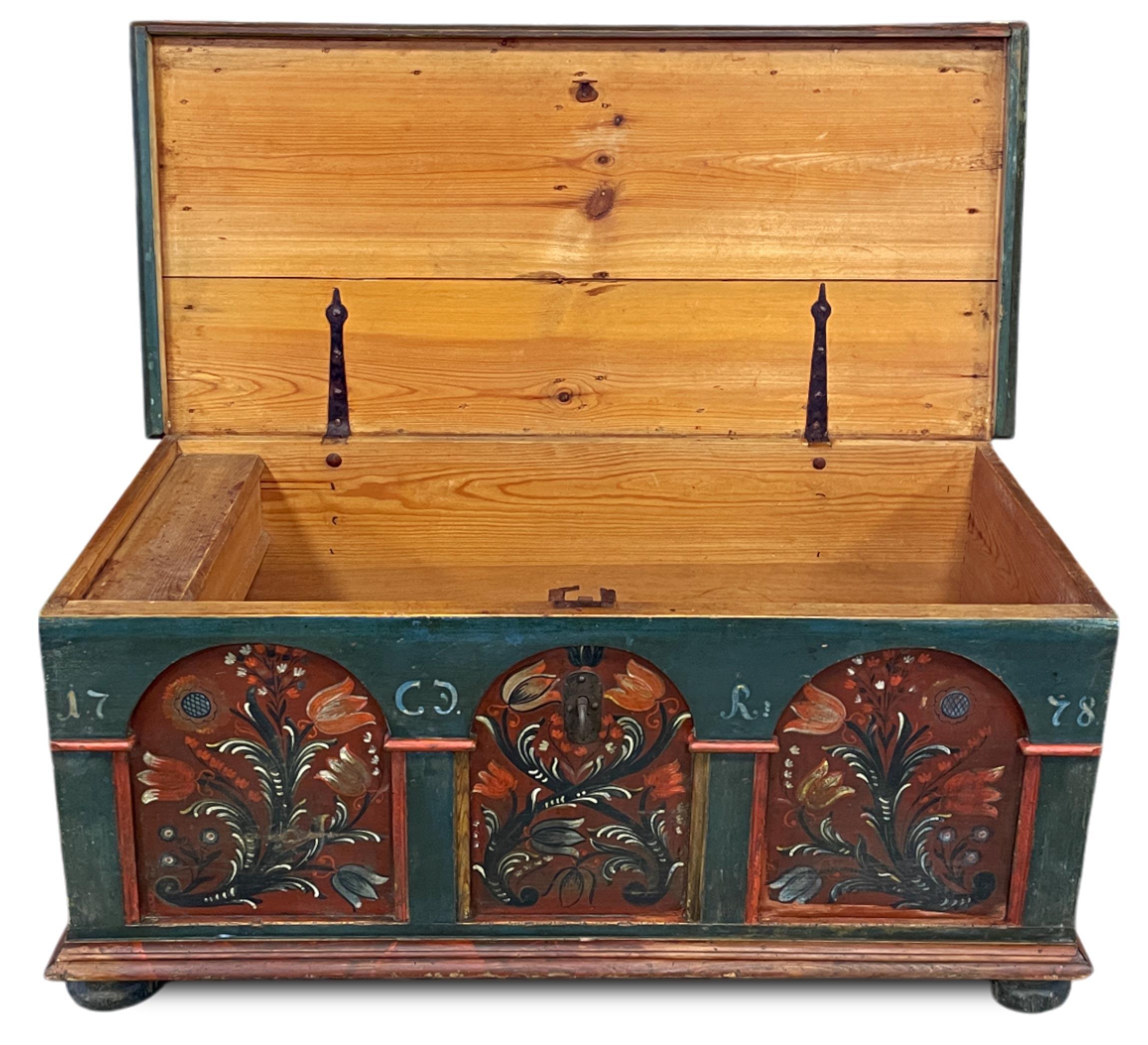 Altro 1778 Blue Alpine Painted Blanket Chest in vendita