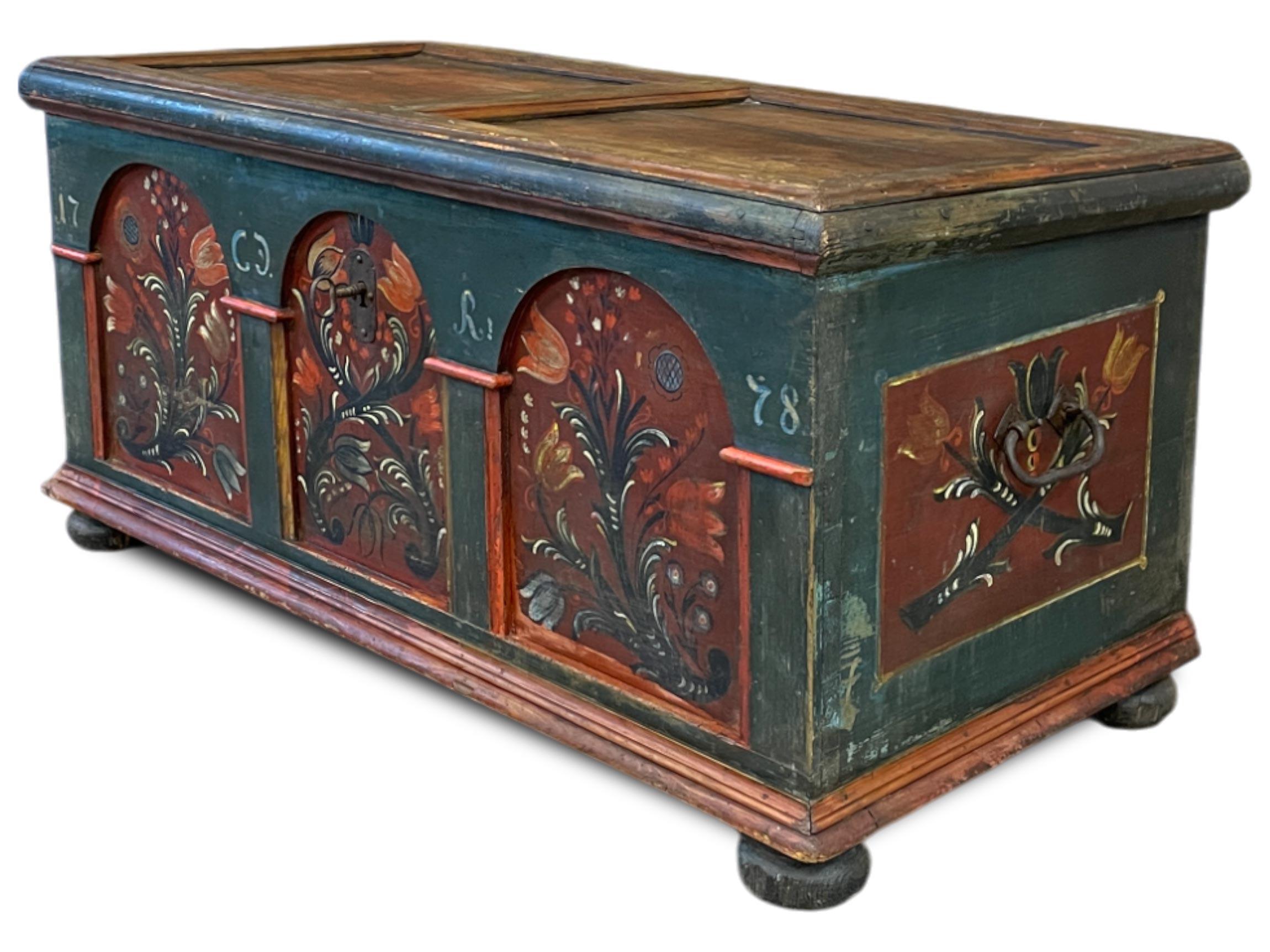 Dipinto a mano 1778 Blue Alpine Painted Blanket Chest in vendita