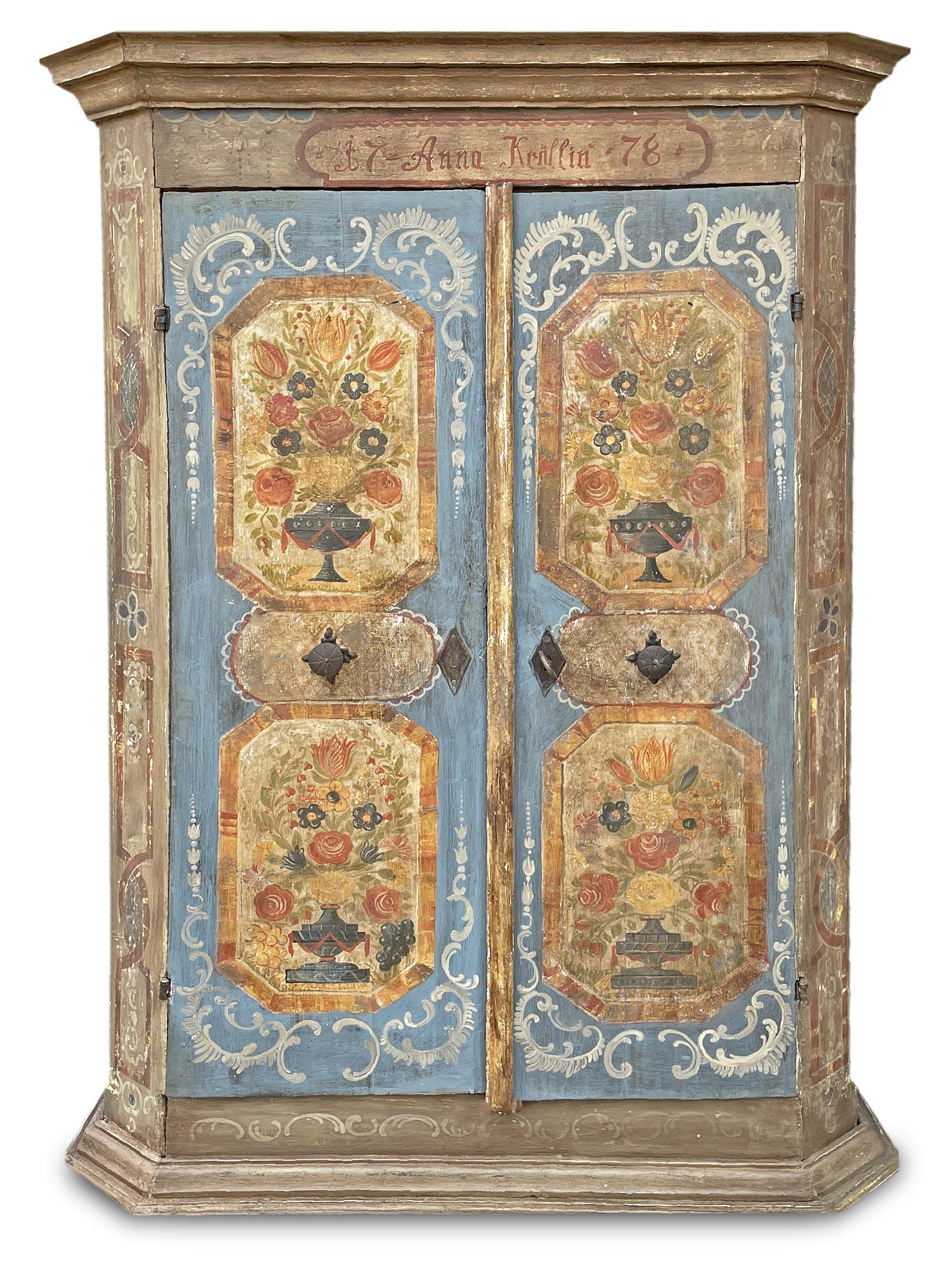 Blue painted Tyrolean wardrobe dated 1778

H. 164cm – L. 108 cm (126 cm at the frames) – D. 50 cm (60 at the frames)

Beautiful Tyrolean wardrobe with two doors with notches, dated 1778, painted blue and hazelnut with floral decorations.
On the