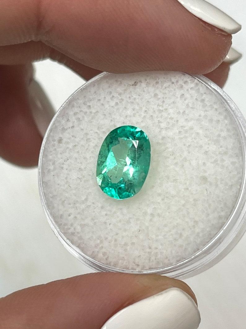 1,77ct 10x7 Medium-Light Green Natürlicher Kolumbianischer Smaragd - Ovalschliff Edelstein (Moderne) im Angebot
