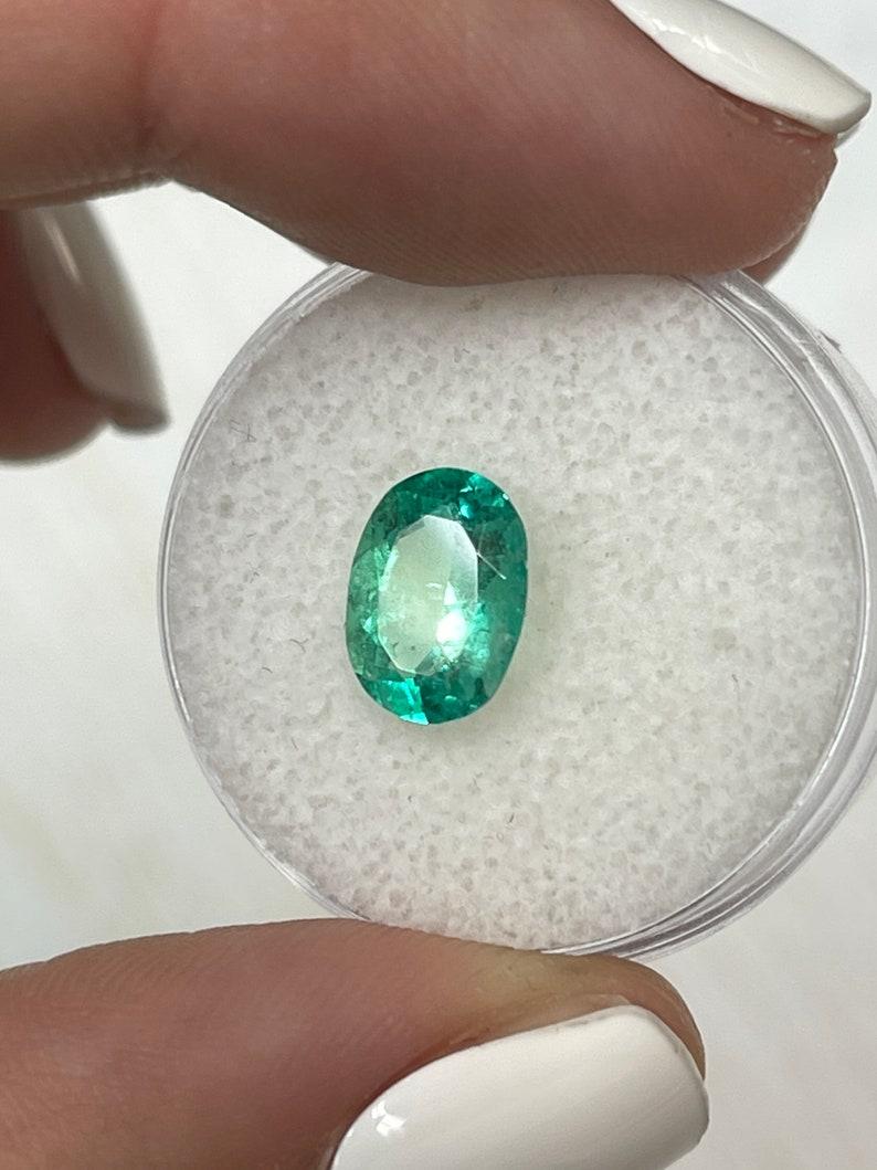 1,77ct 10x7 Medium-Light Green Natürlicher Kolumbianischer Smaragd - Ovalschliff Edelstein im Angebot 1