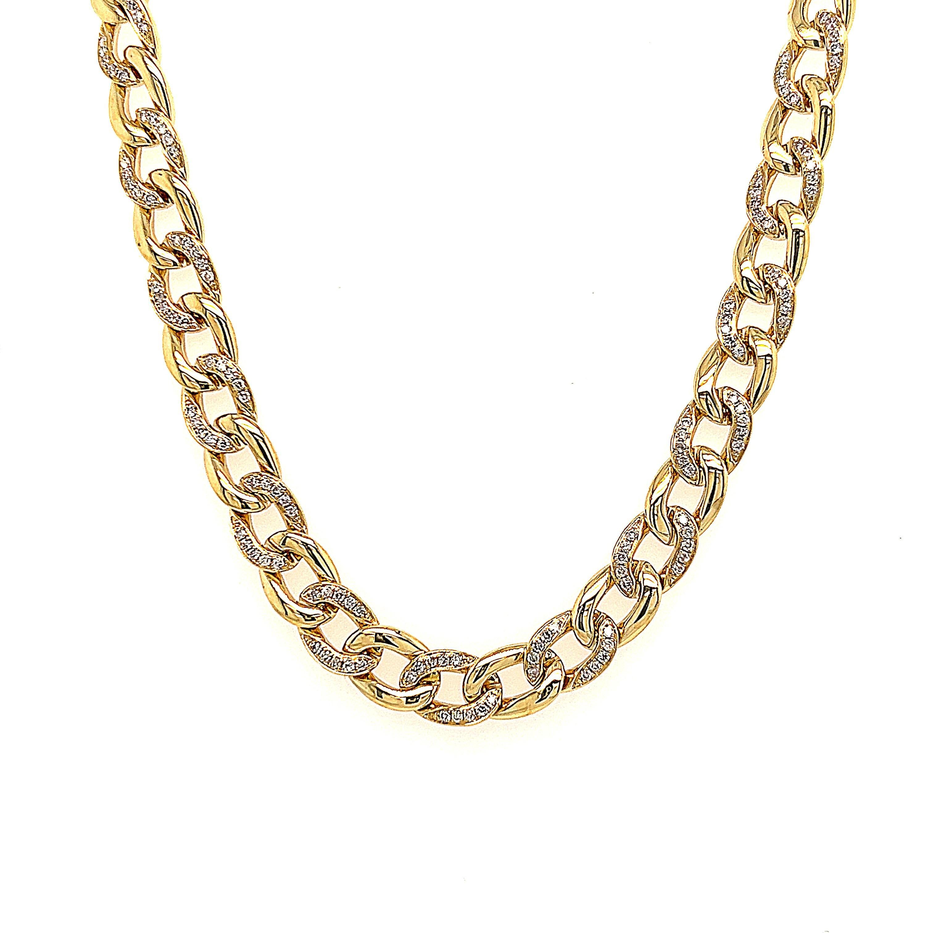 Collier moderne à maillons cubains en diamant.
360 diamants ronds, 1,77 carats au total. Couleur G/H et pureté SI. Or jaune 18k, 32.20 grammes, et 16.5 pouces.
Sur demande, une évaluation à jour par un GIA G.G. est fournie après l'achat. Veuillez