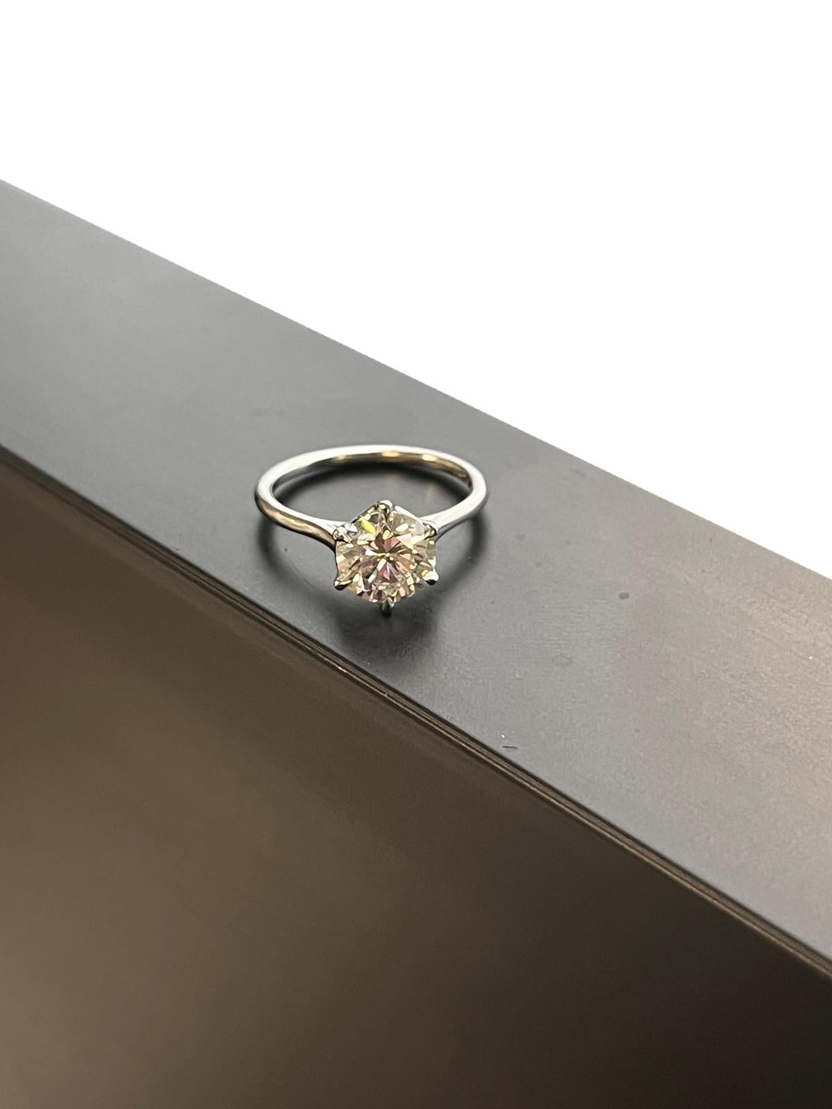 1.77ct GIA Natural Round Brilliant Cut Diamond 6 Prong Solitaire Engagement Ring Pour femmes en vente