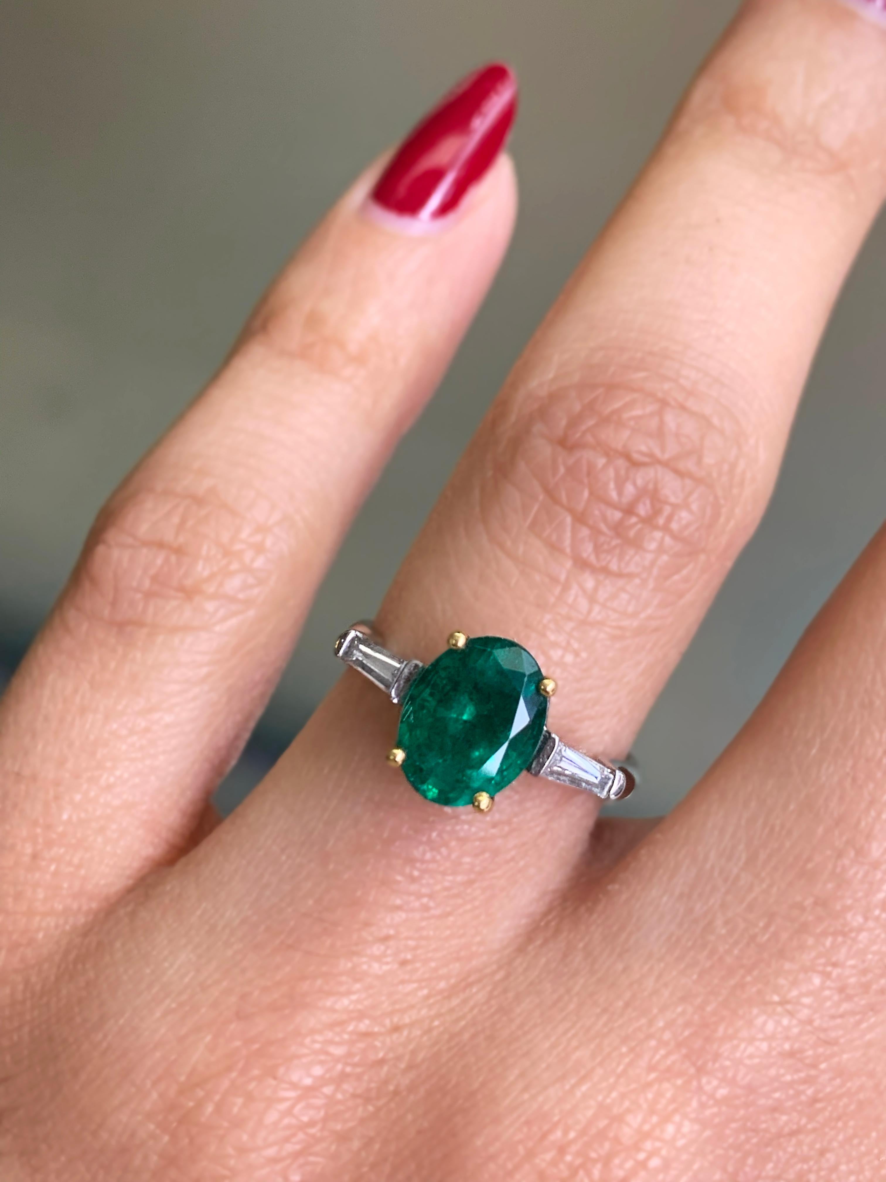 1.77 Carat Oval Emerald and Diamond platinum and 18 Carat Gold Engagement Ring In New Condition For Sale In London, GB