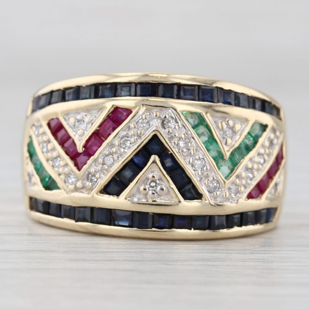 Informations sur les pierres précieuses :
- Saphirs naturels -
Total des carats - 1.12ctw
Coupe - carrée
Couleur - Bleu foncé
Traitement - Chauffé

- Rubis naturels -
Total des carats - 0.40ctw
Coupe - carrée
Couleur - Rouge
Traitement - Amélioré de
