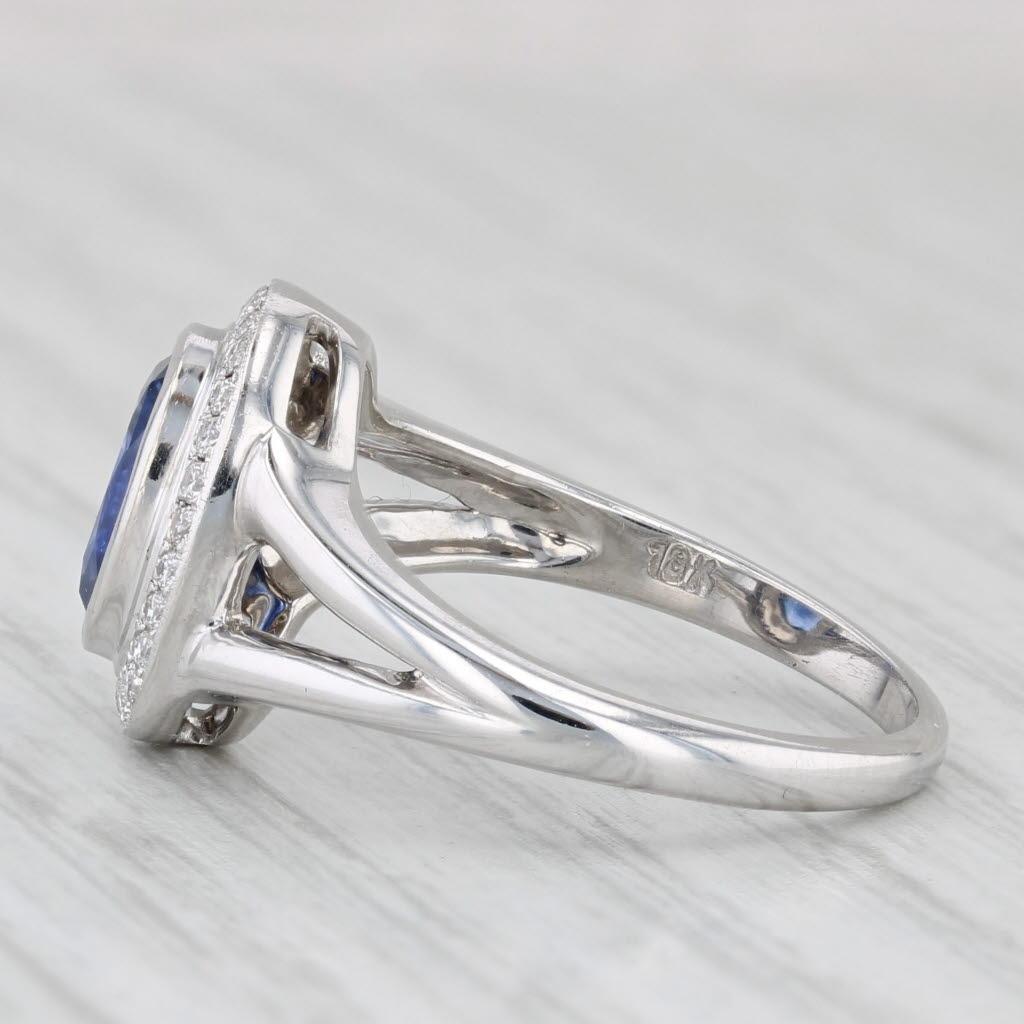 Informazioni sulla gemma:
- Zaffiro Nature -
Carati - 1,64ct 
Taglio - Brilliante ovale
Colore - Blu scuro
Trattamento - Riscaldato

- Diamanti naturali -
Carati totali - 0,13ctw
Taglio - Brillante rotondo
Colore - G - H.
Chiarezza - VS2

Metallo: