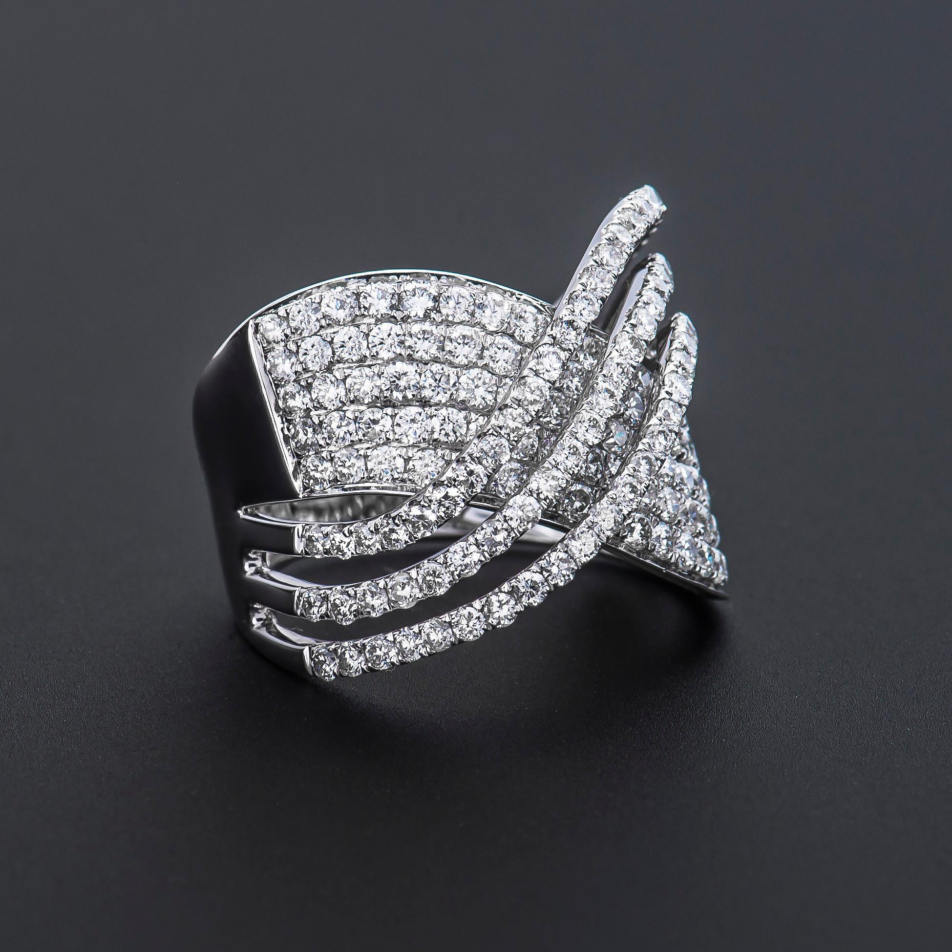 1.77ctw Round Brilliant Diamond Criss-Cross Design 18 Karat White Gold Ring In New Condition For Sale In Houston, TX