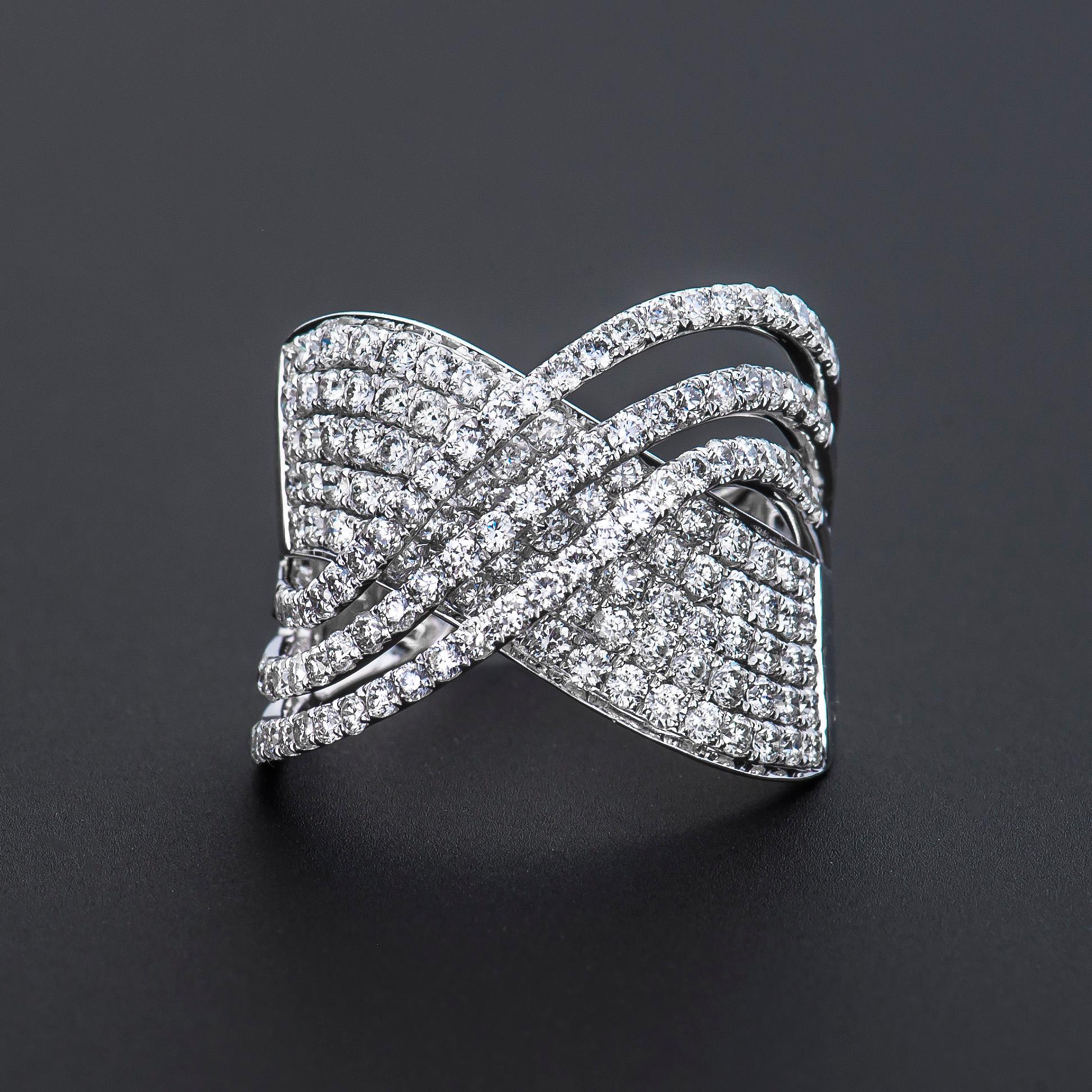 1.77ctw Round Brilliant Diamond Criss-Cross Design 18 Karat White Gold Ring For Sale 1