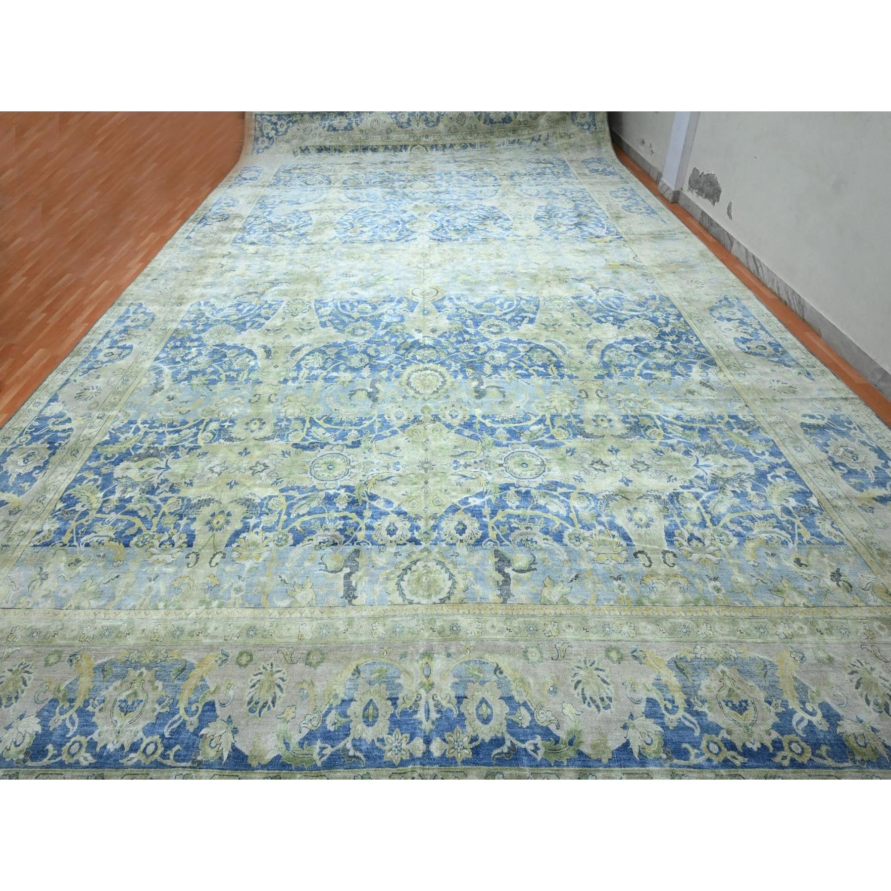 Admiralsblau, Wolle und Seide, Ausgeprägter Abrush, Persisches sich wiederholendes Design, Niedrig rasiert, Herrenhausgröße, Handgeknüpft, XL, Orientteppich
Primäre MATERIALIEN: Wolle & Seide
Latex: Kein Flor 
Höhe: 0,25 Zoll
Stil: